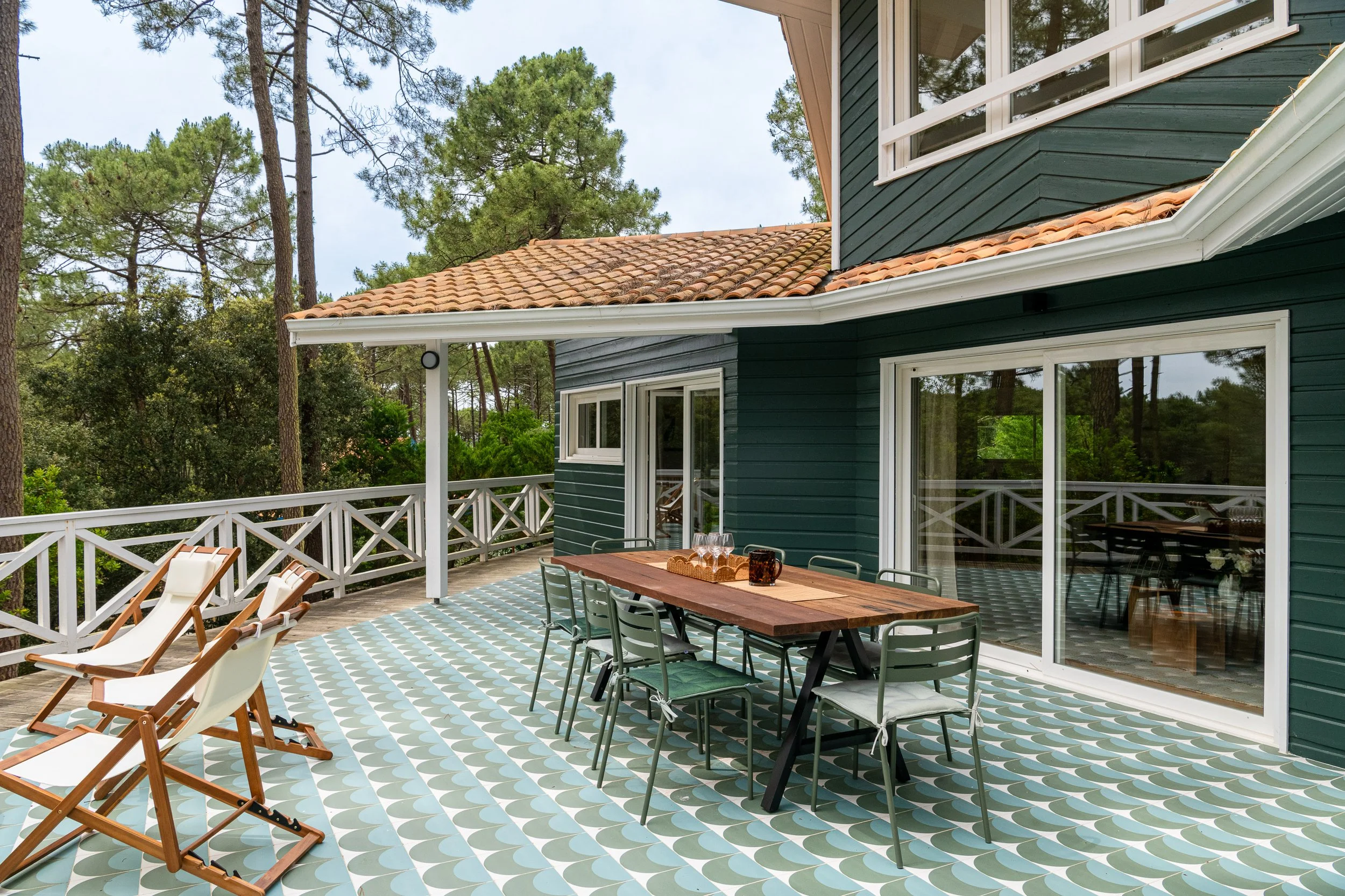 Grande terrasse en bois dans la pinède, idéale pour les repas, partages ou pratiques douces en extérieur pendant la retraite yoga à Lacanau.