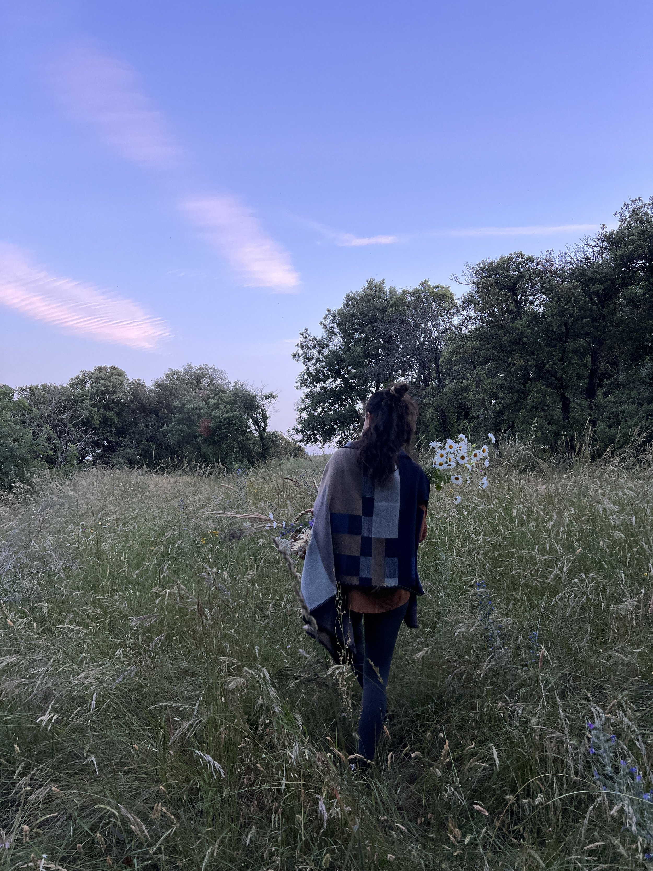 Marcher seule dans un champ au coucher du soleil, un moment d’introspection au cœur du séjour bien-être à Carcassonne.