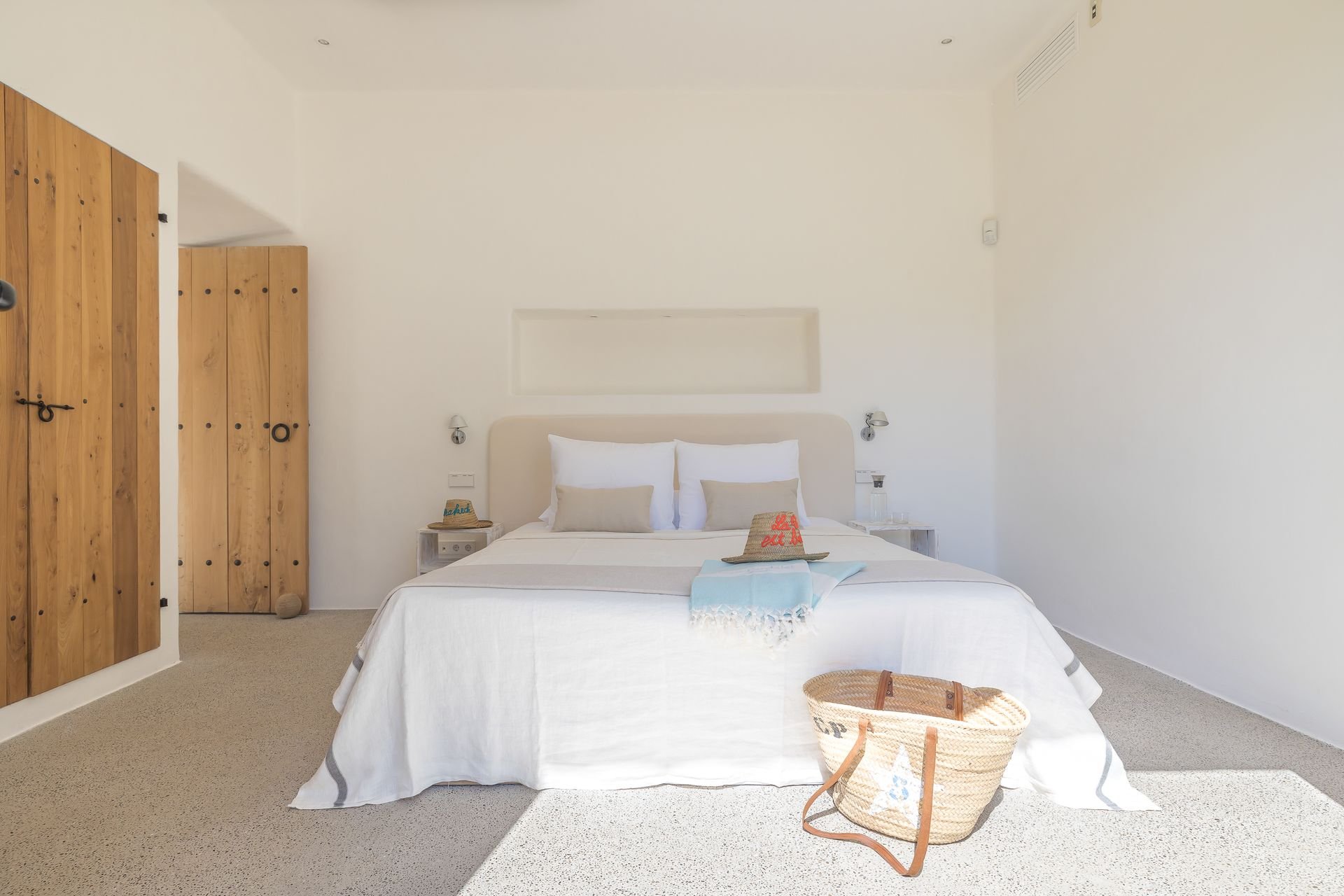 etraite spirituelle Ibiza : chambre minimaliste pour un séjour de slow living et de reconnexion à soi, avril 2026