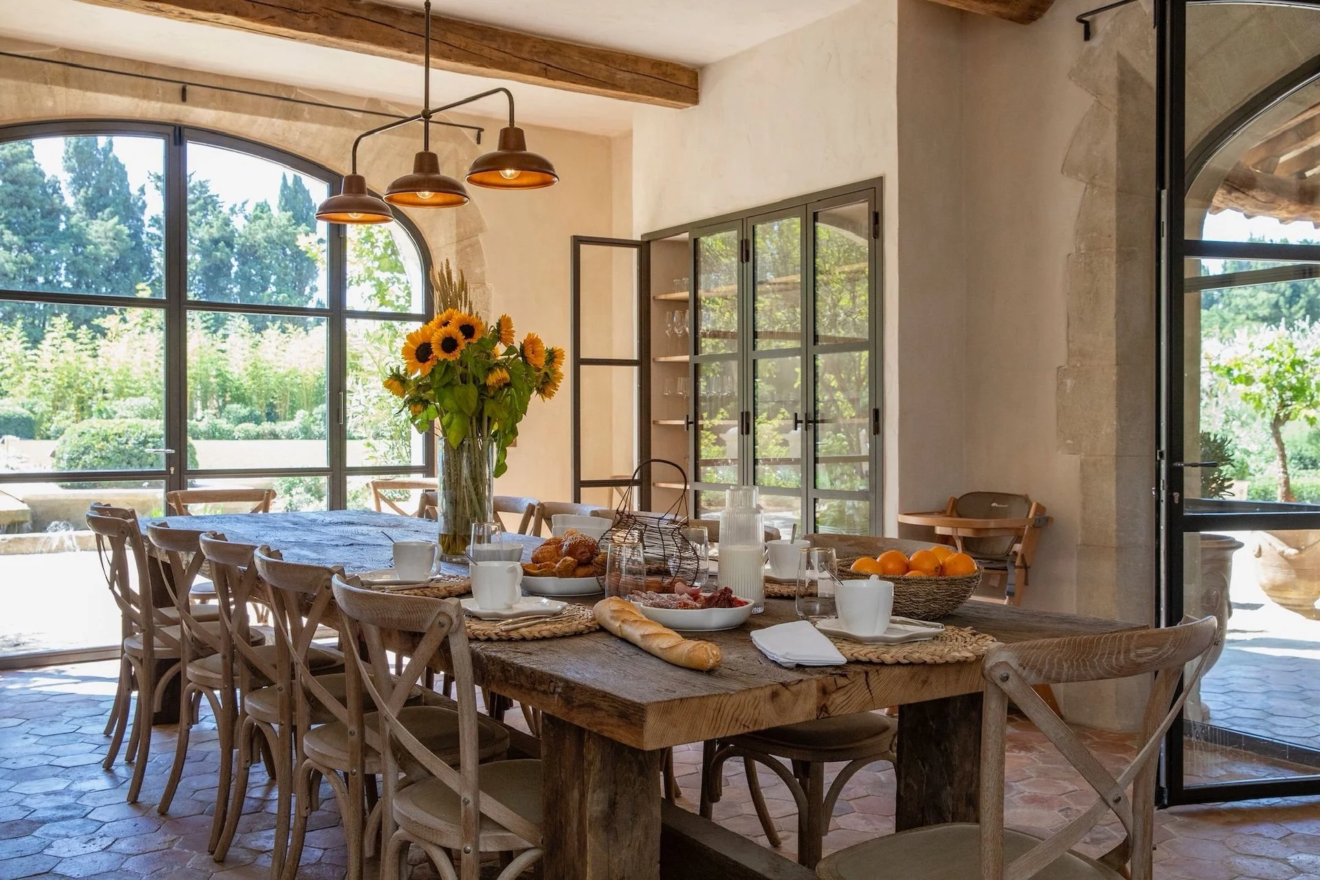 Table dressée pour un repas convivial au mas provençal - stage yoga Alpilles