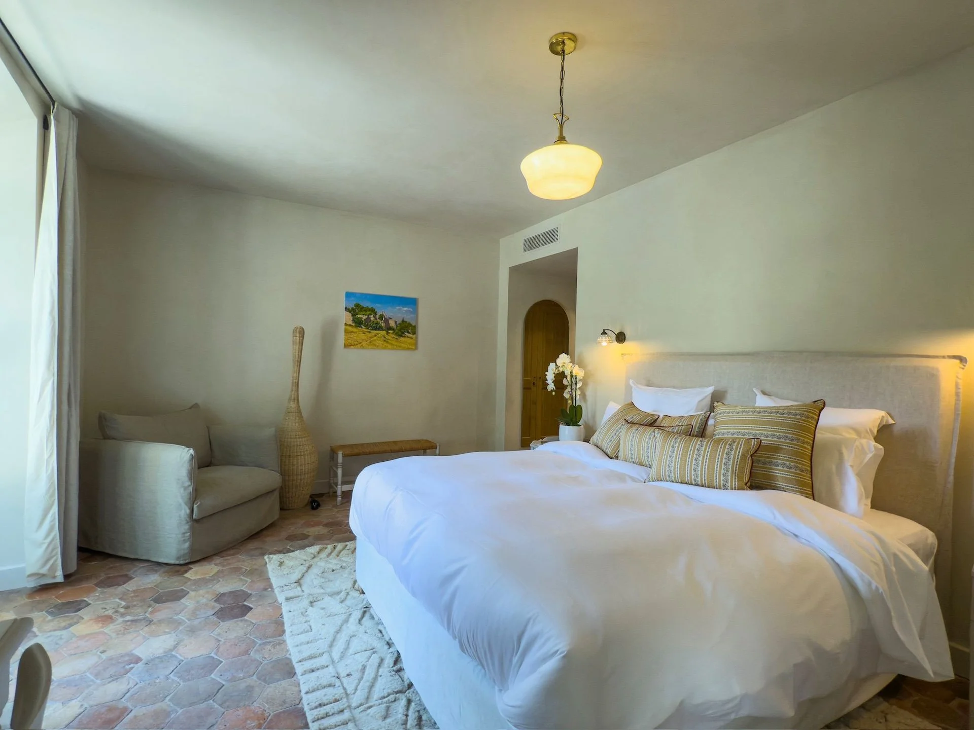 Chambre privative avec lit double au mas provençal - hébergement retraite yoga Alpilles