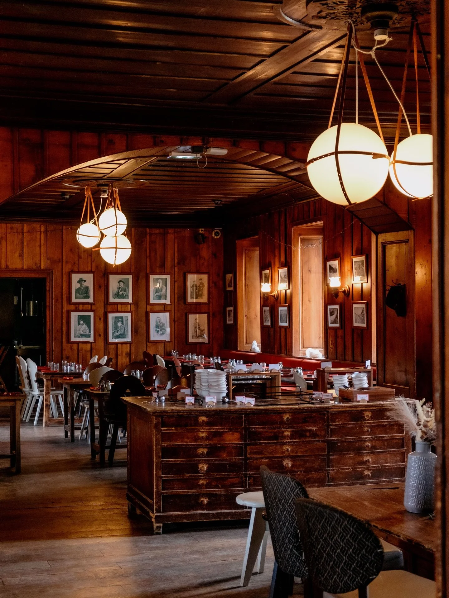Ambiance chaleureuse et montagnarde dans la salle de restaurant du refuge du Montenvers à Chamonix, cadre idéal pour une retraite bien-être.
