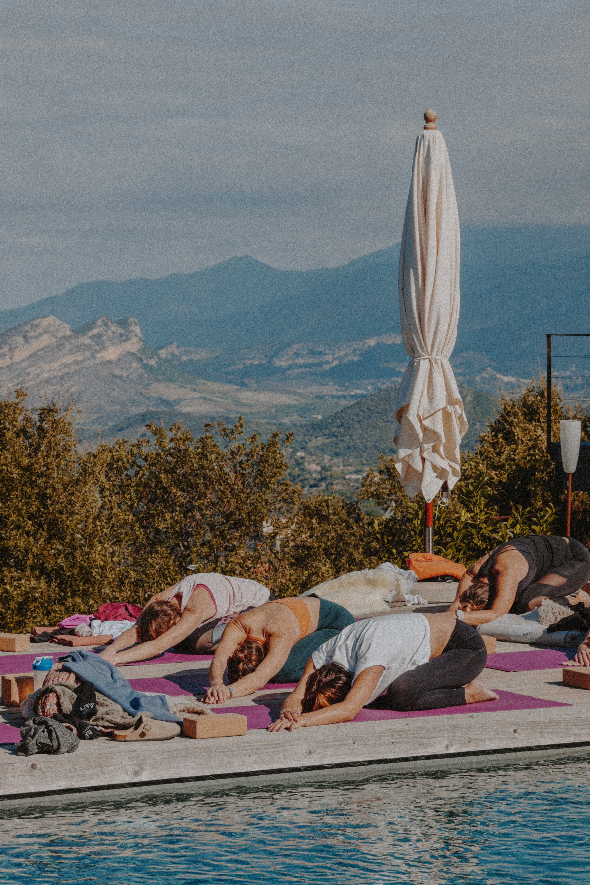 séance de yoga en plein air face à la mer et aux sommets corses, pratique contemplative alliant ancrage, souffle et liberté