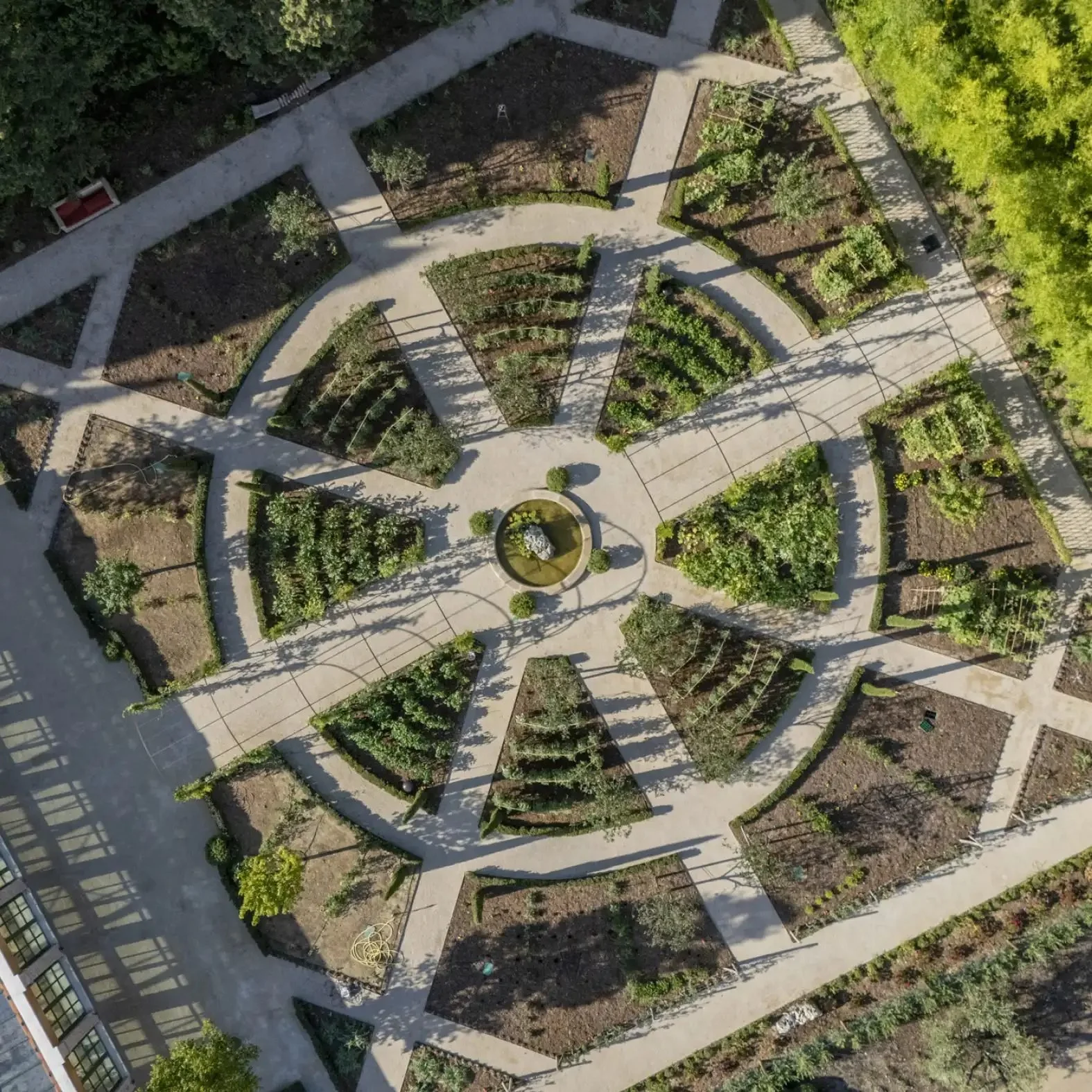 Potager en spirale vu du ciel, jardin du mas provençal - retraite yoga bien-être Provence
