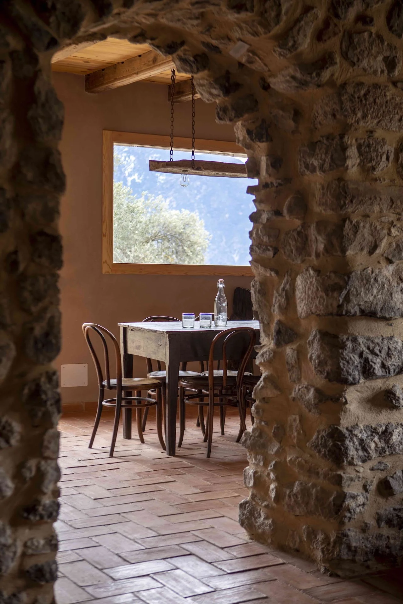 Table dressée pour le repas végétarien de saison — pension complète retraite yoga Pyrénées espagnoles