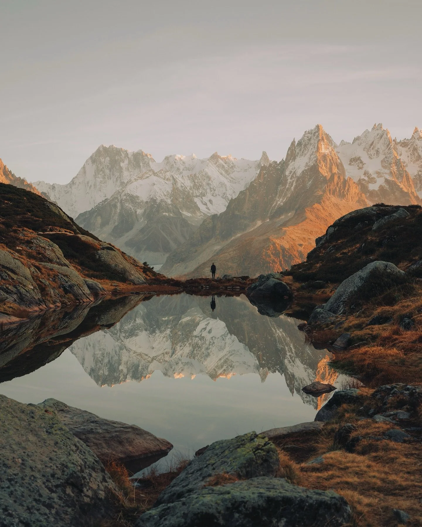 Calme et majesté d’un lac de montagne face aux sommets alpins, un décor inspirant pour méditer lors d’une retraite yoga à Chamonix.