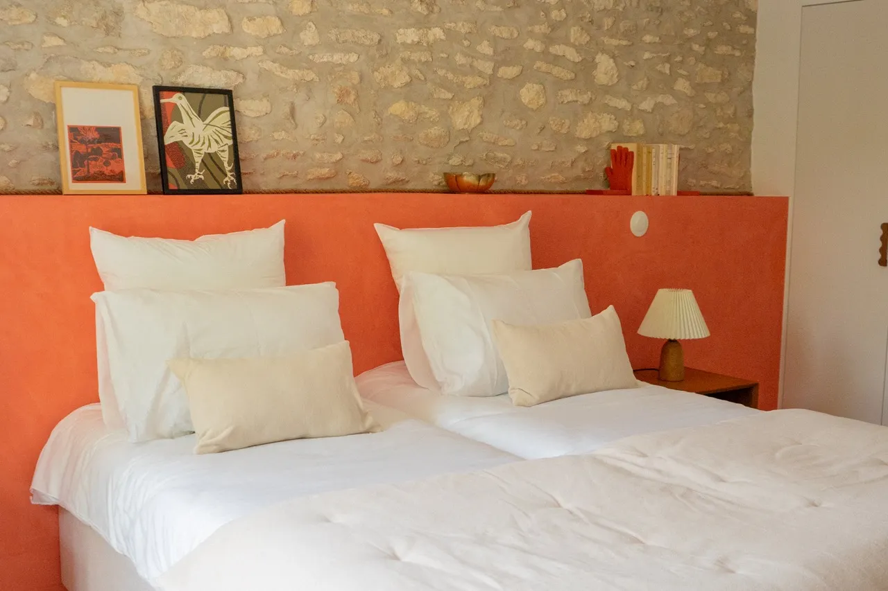 suite élégante pour deux personnes, alliant confort et sérénité pendant une retraite de yoga et introspection