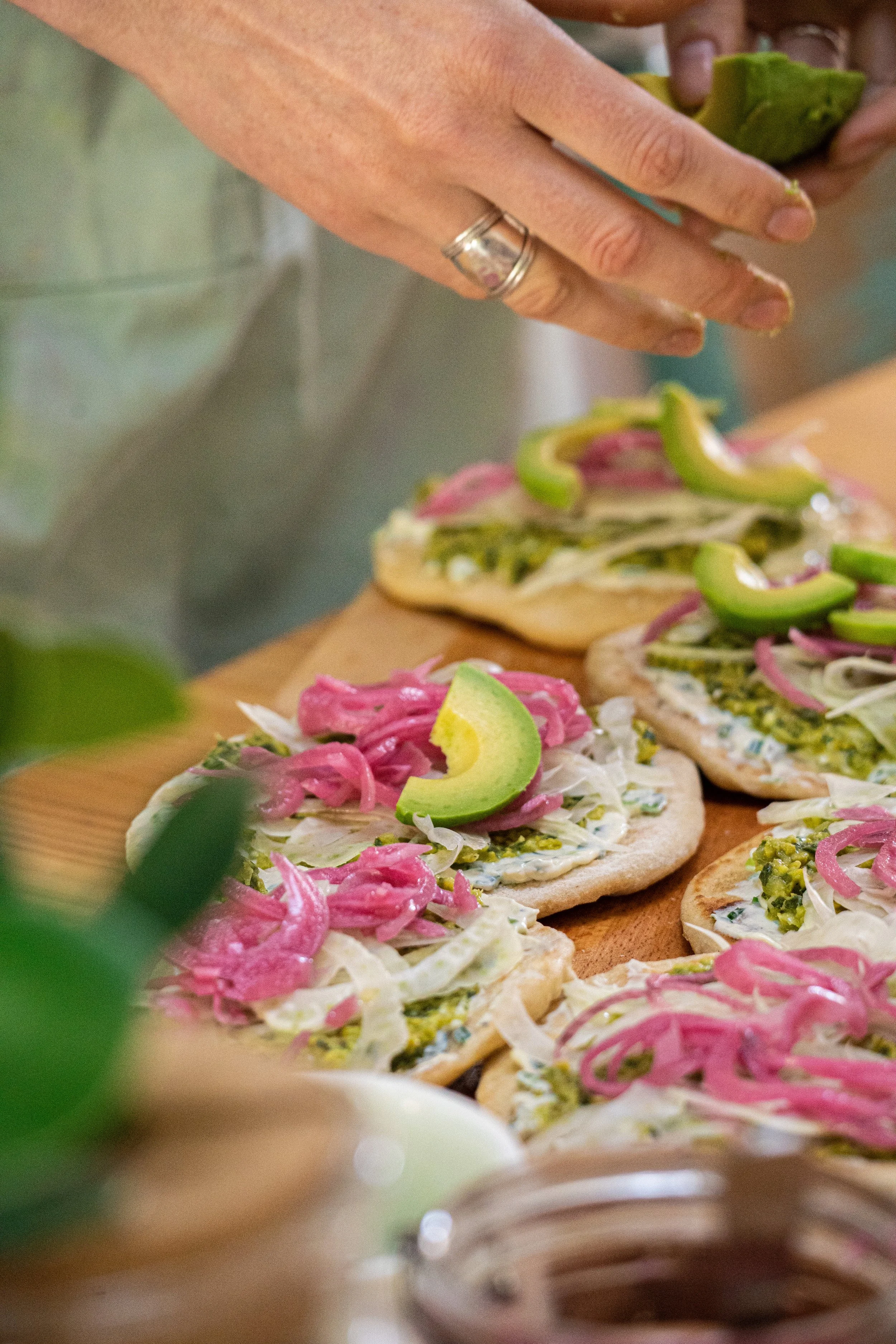 Préparation de tartines healthy à l'avocat et légumes frais, cuisine saine retraite bien-être nouvel an Landes