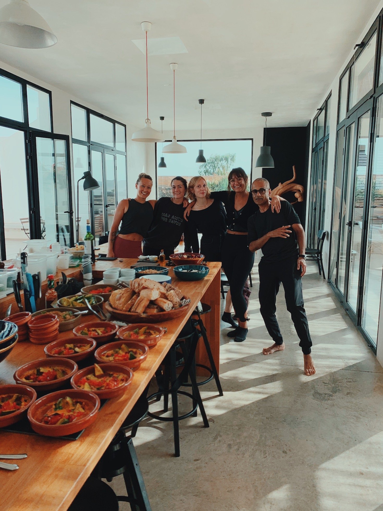 Groupe soudé lors d’un séminaire bien être entreprise, une expérience conçue pour stimuler la cohésion, la communication et l’énergie collective. Une parenthèse idéale pour rapprocher les équipes et créer un esprit de collaboration durable.