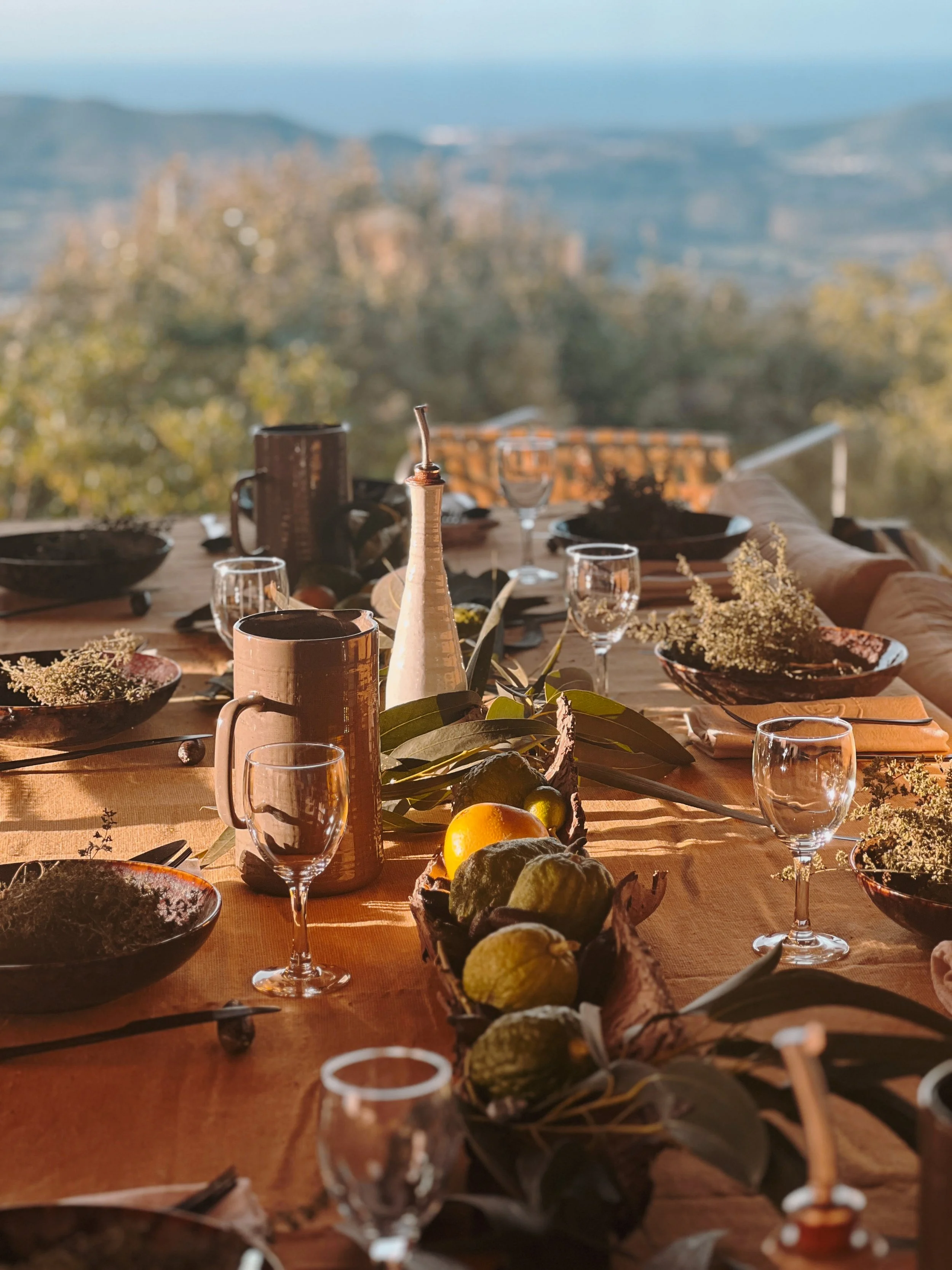 table décorée avec élégance, invitant au partage et à la convivialité lors de la retraite yoga et cuisine méditerranéenne en Corse