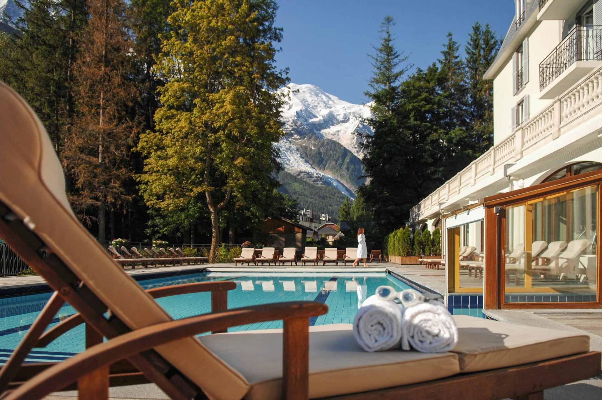 Détente au bord de la piscine avec vue sur les sommets, l’un des temps forts du séjour yoga et bien-être à Chamonix.
