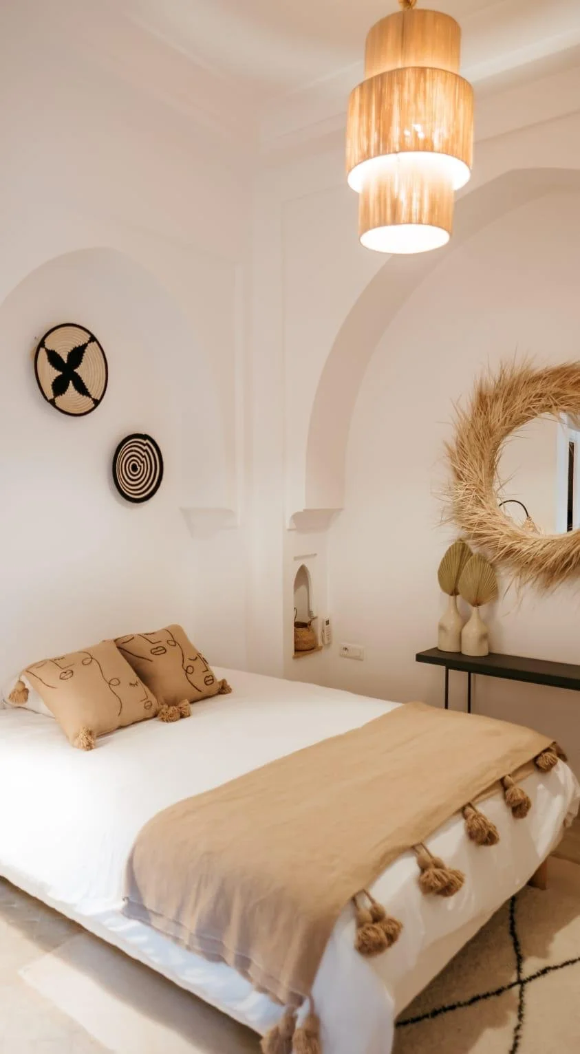 chambre élégante dans un riad marocain, espace de repos et de sérénité pendant la retraite yoga et bien-être du Yogascope à Marrakech