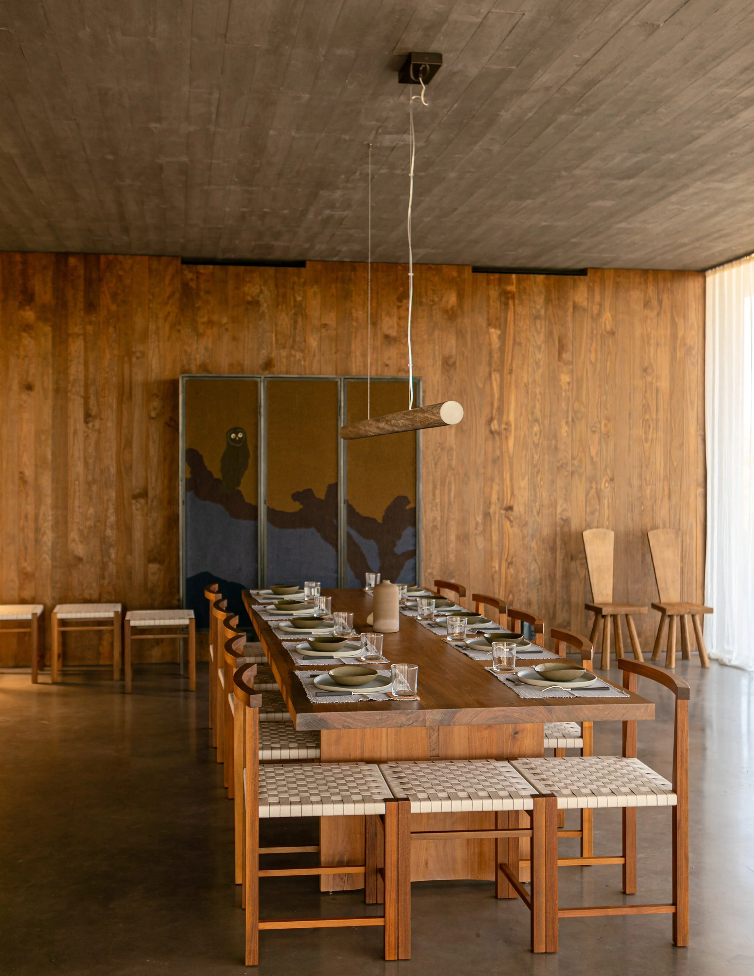 Table dressée pour un repas végétal signé Simon Auscher — pension complète retraite yoga Portugal