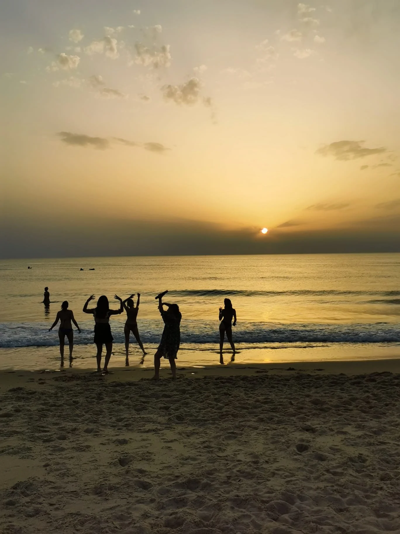 Retraite yoga à Lacanau : coucher de soleil en bord de mer, moment magique pour clore les journées, mai 2026