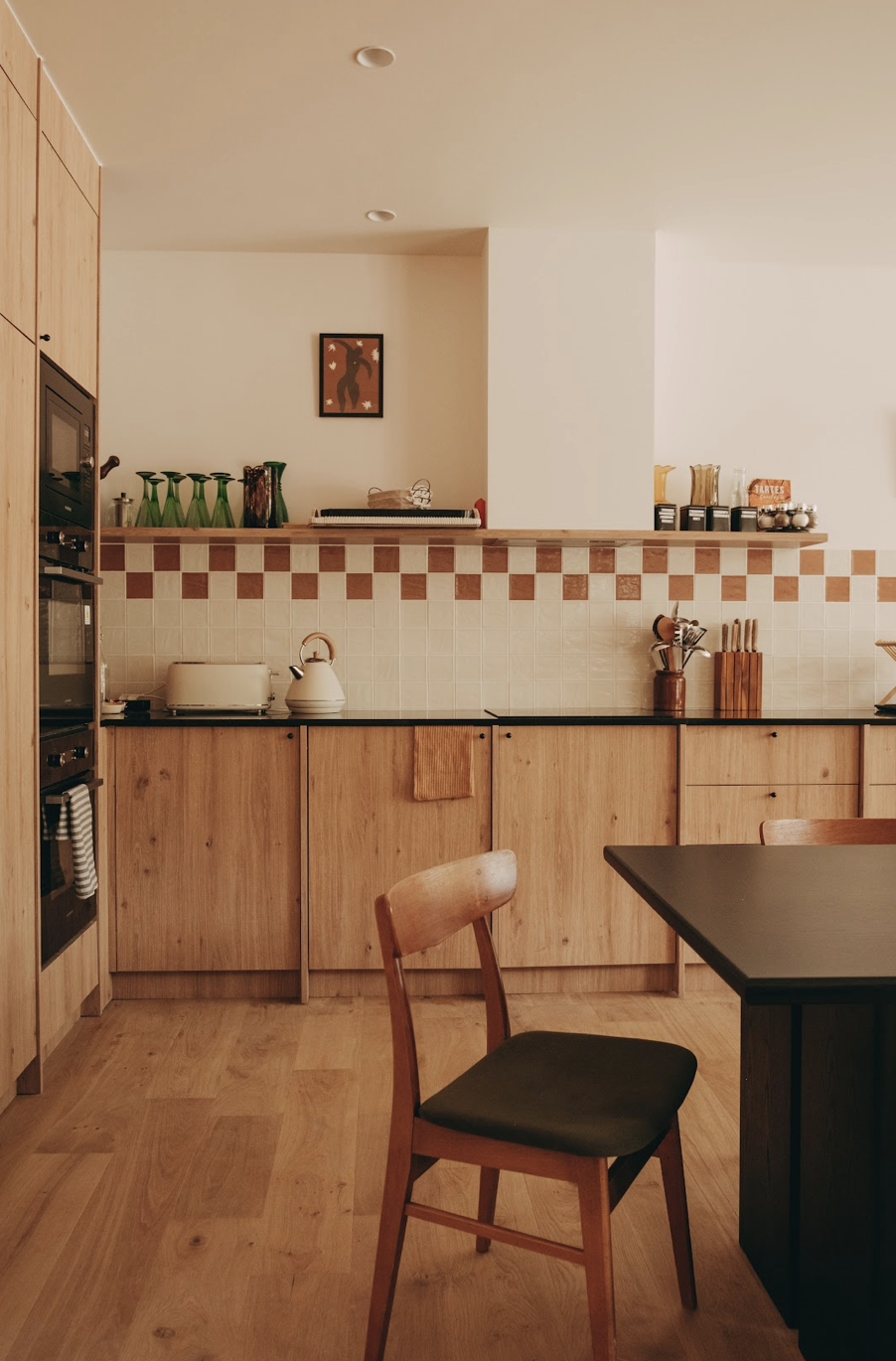 cuisine élégante et conviviale, lieu de préparation des repas sains et partagés durant la retraite de yoga près de Paris