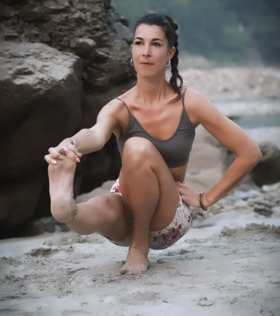Au bord du Gange, cette professeure guide un stage yoga en Inde, une expérience unique pour apprendre le yoga en Inde dans un cadre sacré, entre retraite spirituelle, ashram et immersion profonde dans la tradition.