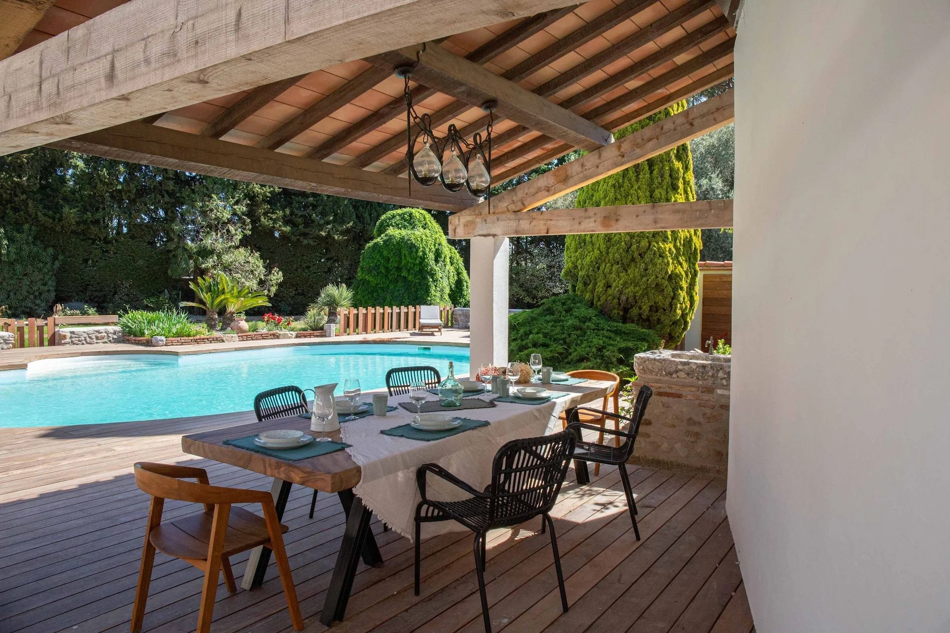 Terrasse ensoleillée d’un séjour fitness et stage pilates en France, cadre idéal pour vacances pilates et retraite bien-être