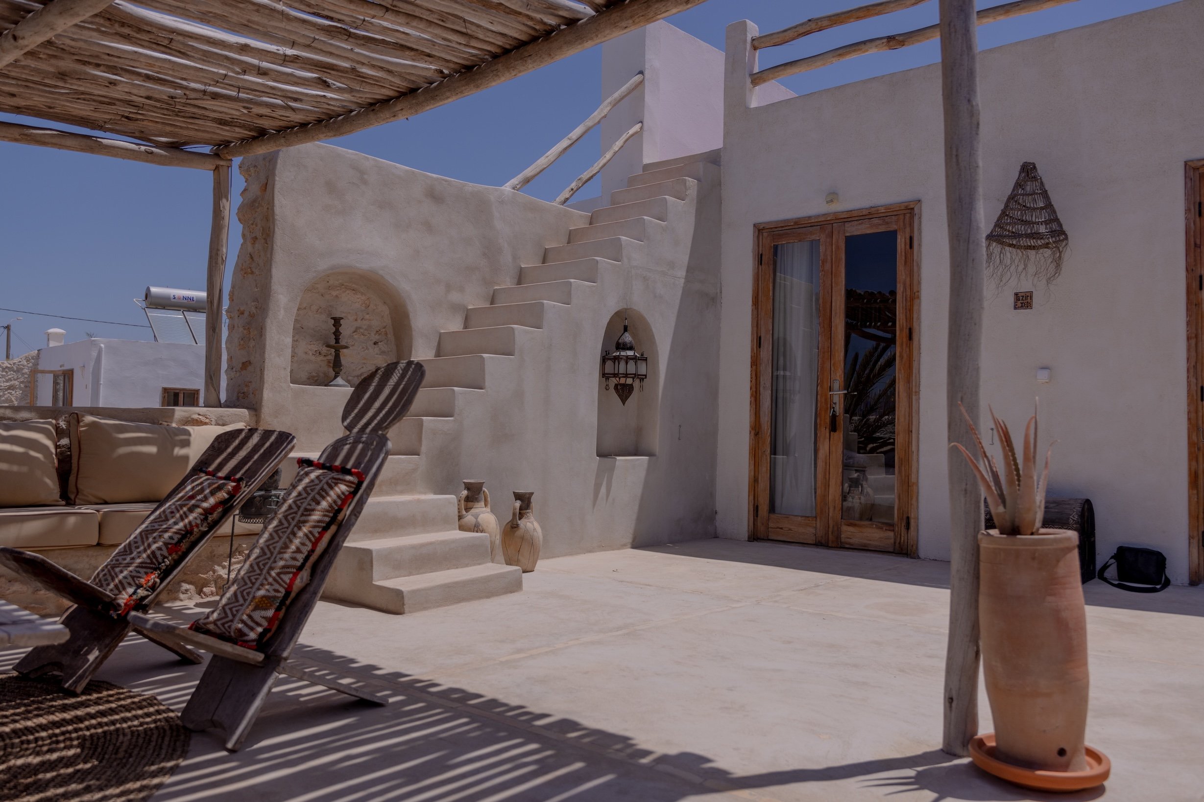 escalier traditionnel dans une maison d’hôtes à Essaouira – retraite yoga