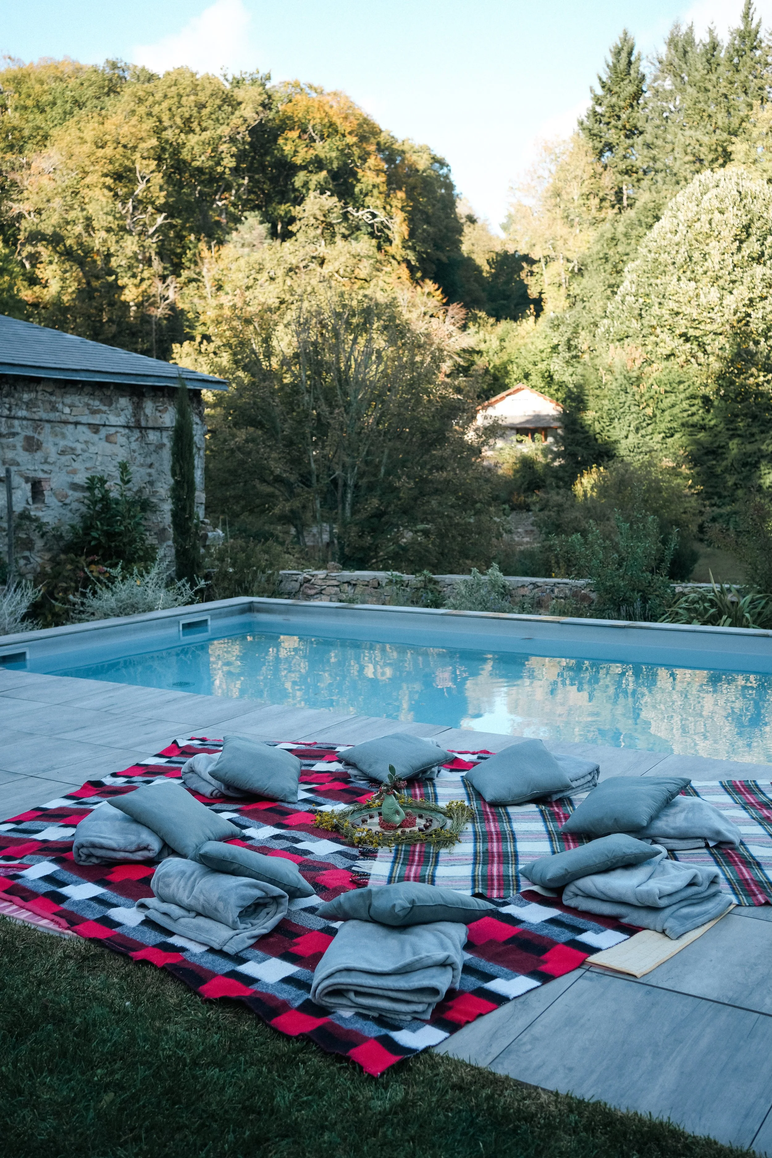 La piscine, lieu de détente et de partages dans un cadre naturel, entre deux pratiques de yoga et de méditation.