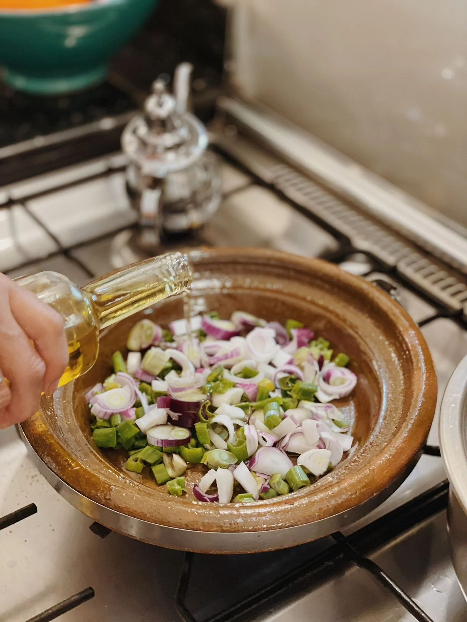 Préparation d'un tajine de légumes frais - gastronomie marocaine retraite yoga Maroc