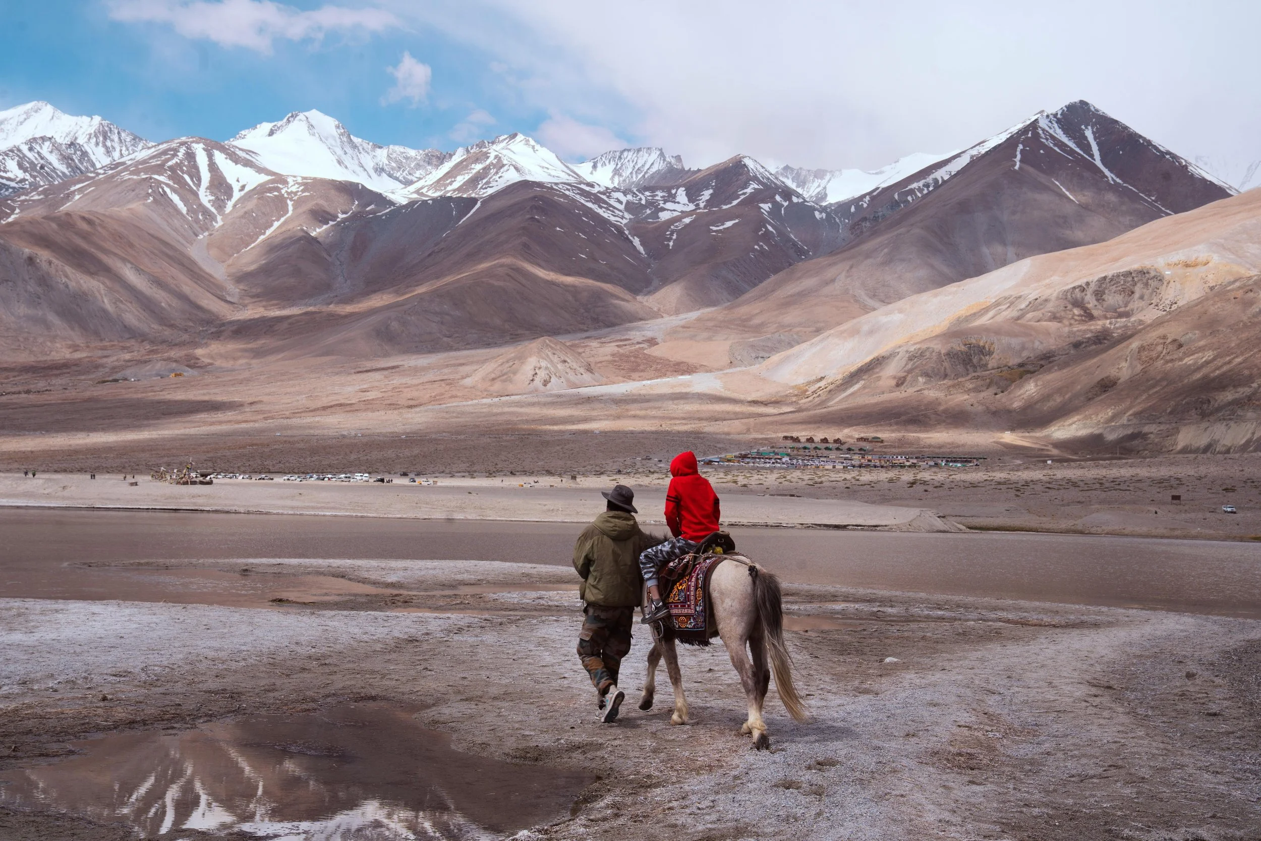 Rencontrez les habitants du Ladakh à cheval et découvrez un mode de vie ancestral au cœur des montagnes himalayennes.