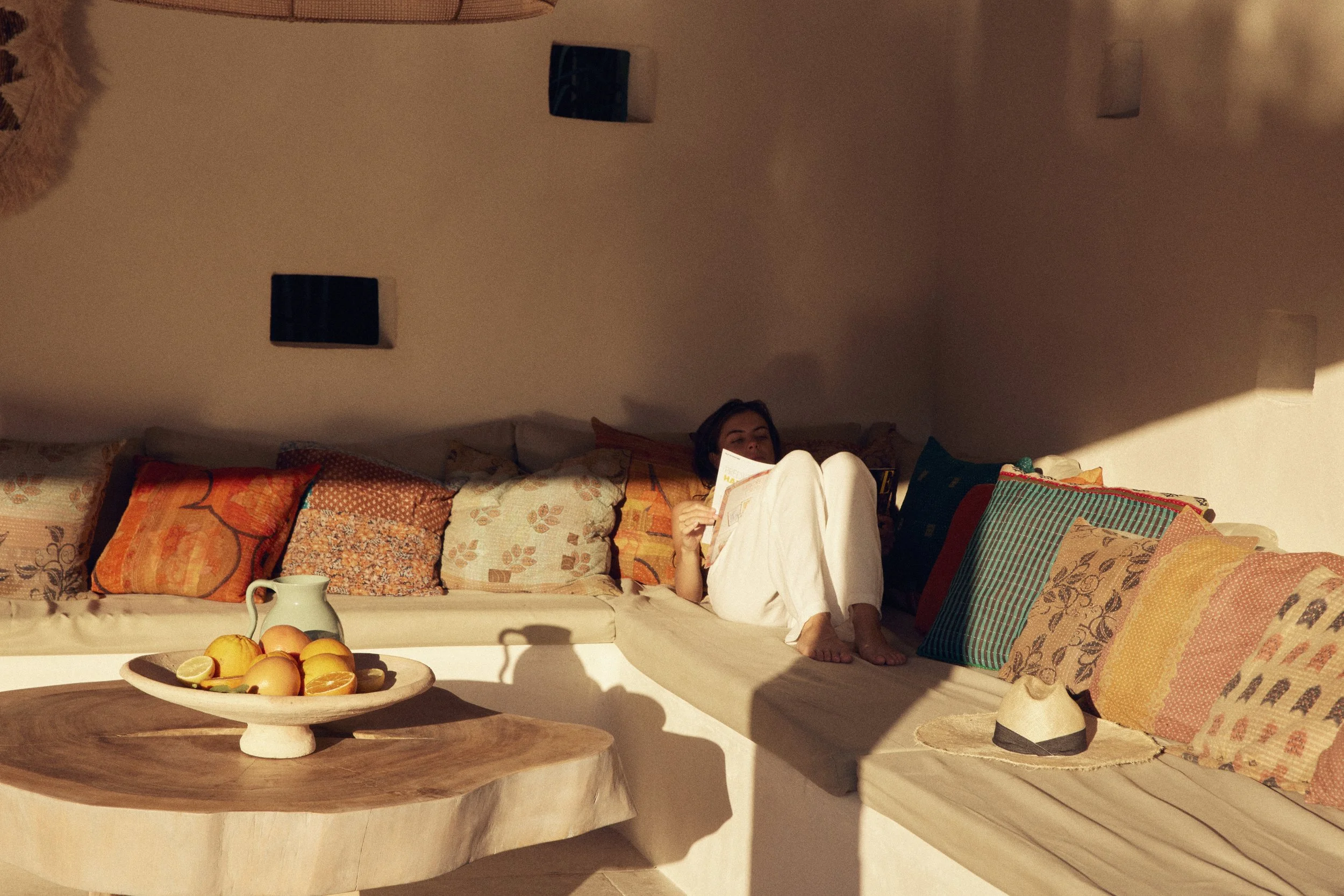 Une femme en pleine détente lors d’une retraite yoga beauté intérieure avec le Yogascope. Un moment de calme au soleil, entre lecture, repos et reconnexion à soi.