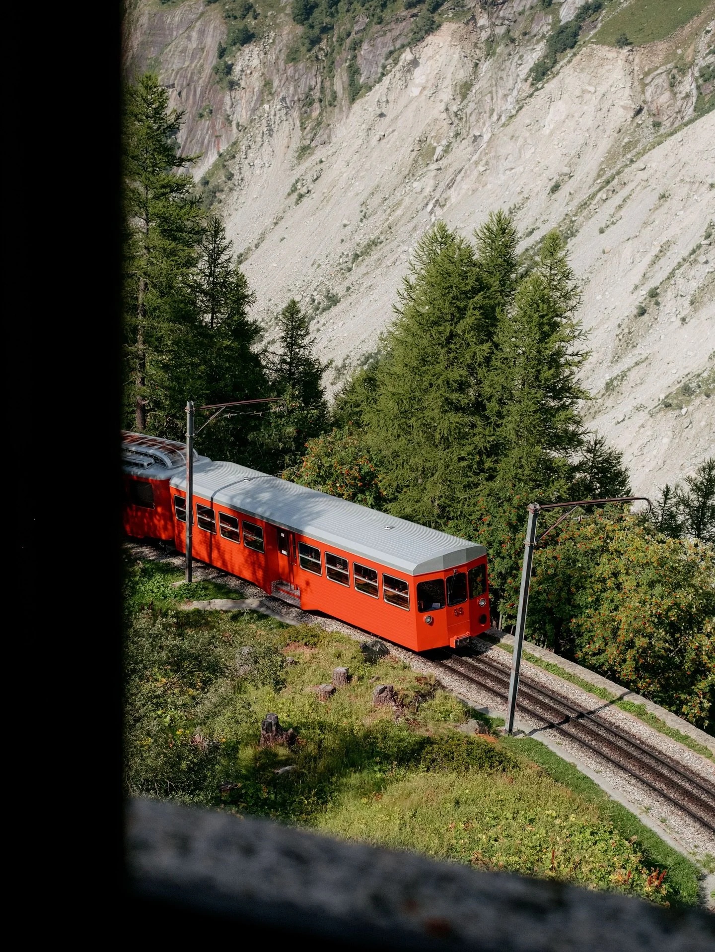 Le mythique train du Montenvers, utilisé pour rejoindre le refuge lors de la retraite yoga et nature dans les Alpes.
