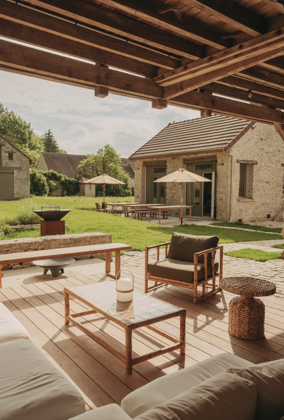 espace extérieur paisible avec salon de jardin, parfait pour se détendre entre deux pratiques de yoga