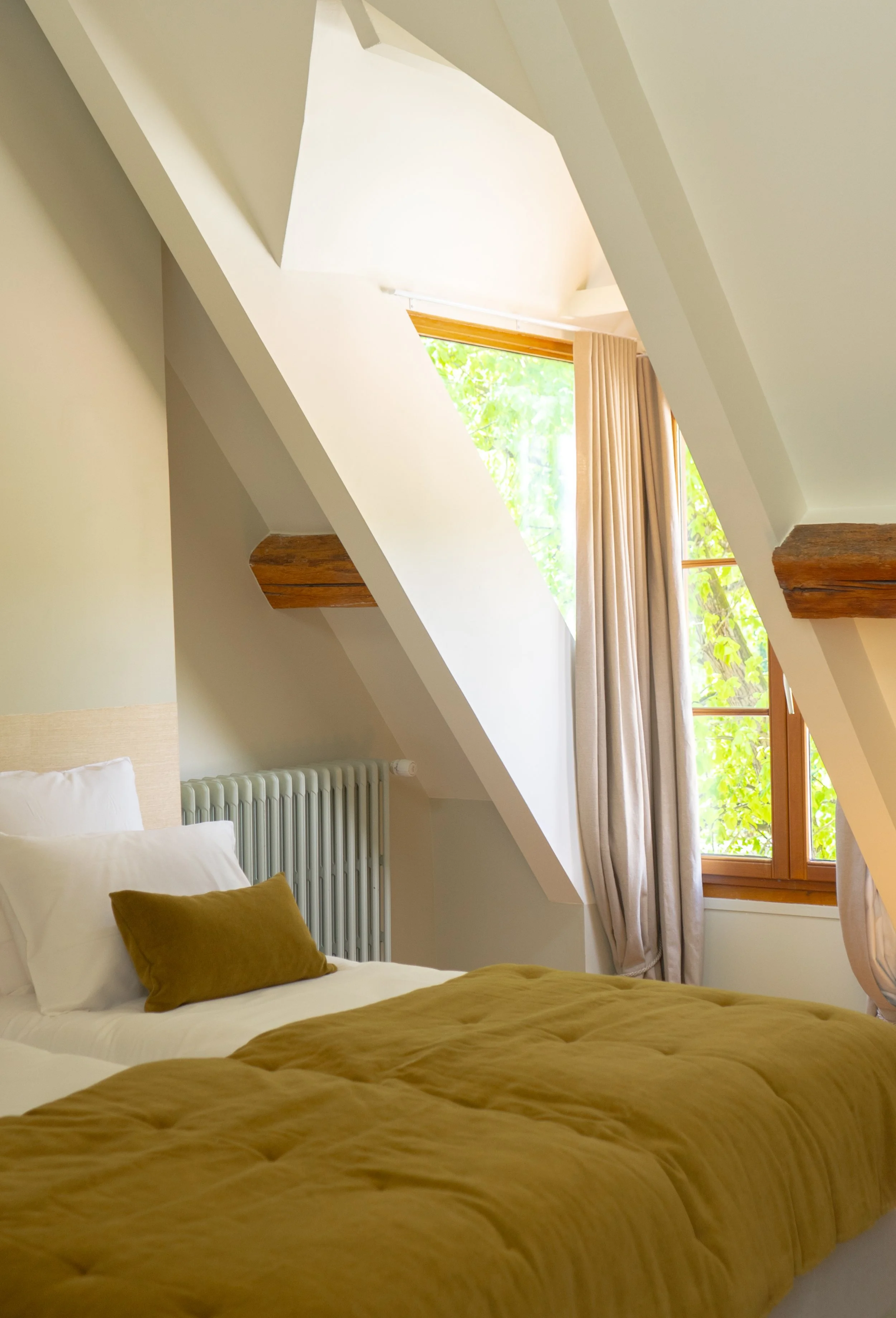 suite single élégante offrant un espace intime pour une expérience de ressourcement individuel