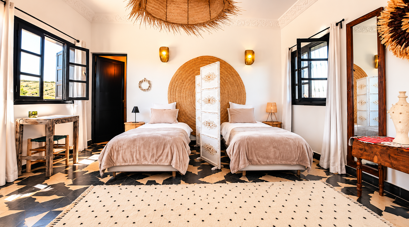 Chambre twin avec décor rotin et zellige marocain — hébergement authentique retraite yoga arrière-pays Marrakech 2026