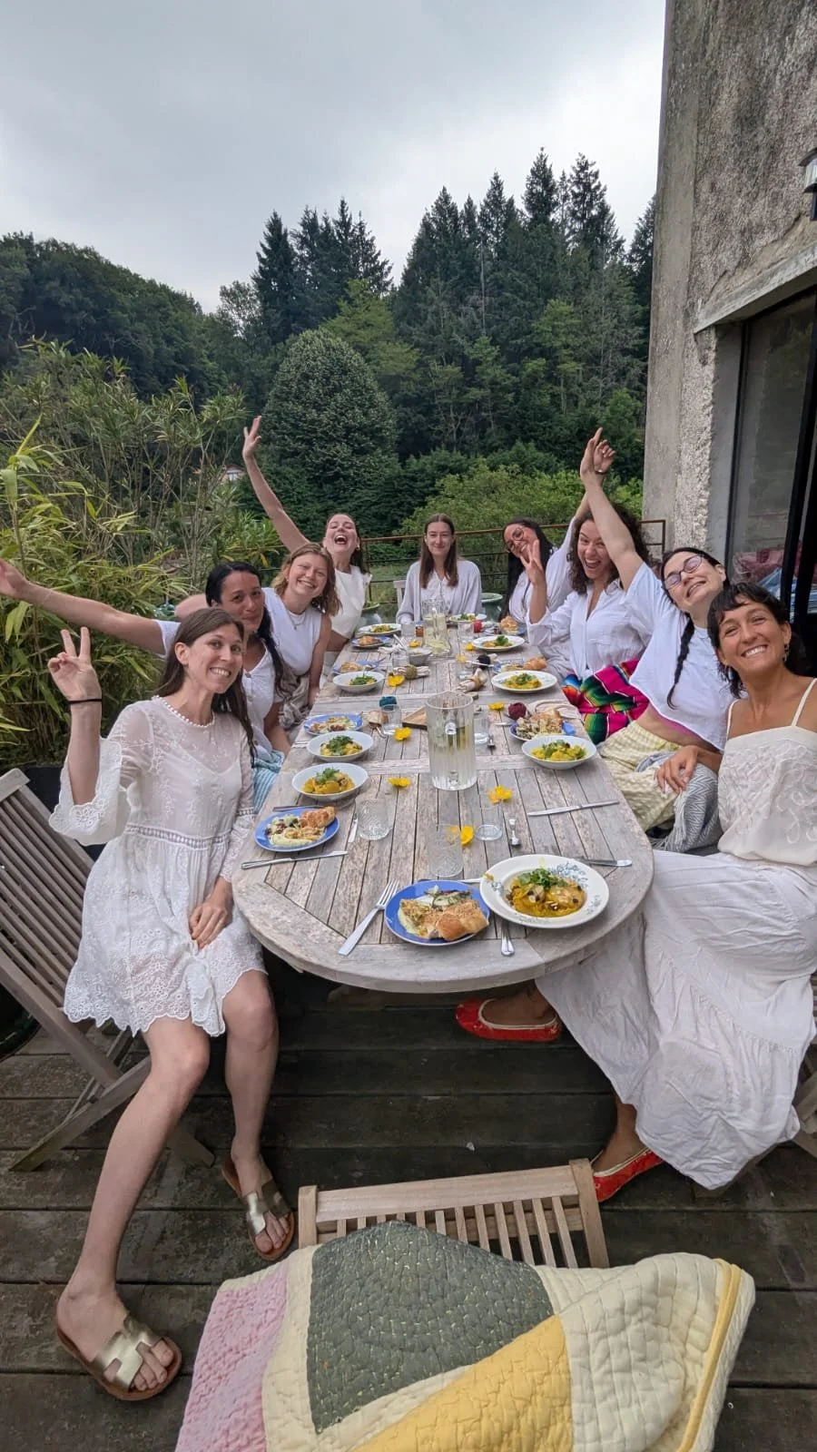 Repas végétariens partagés en terrasse lors de notre retraite yoga et céramique en Bourgogne, une expérience estivale conviviale.