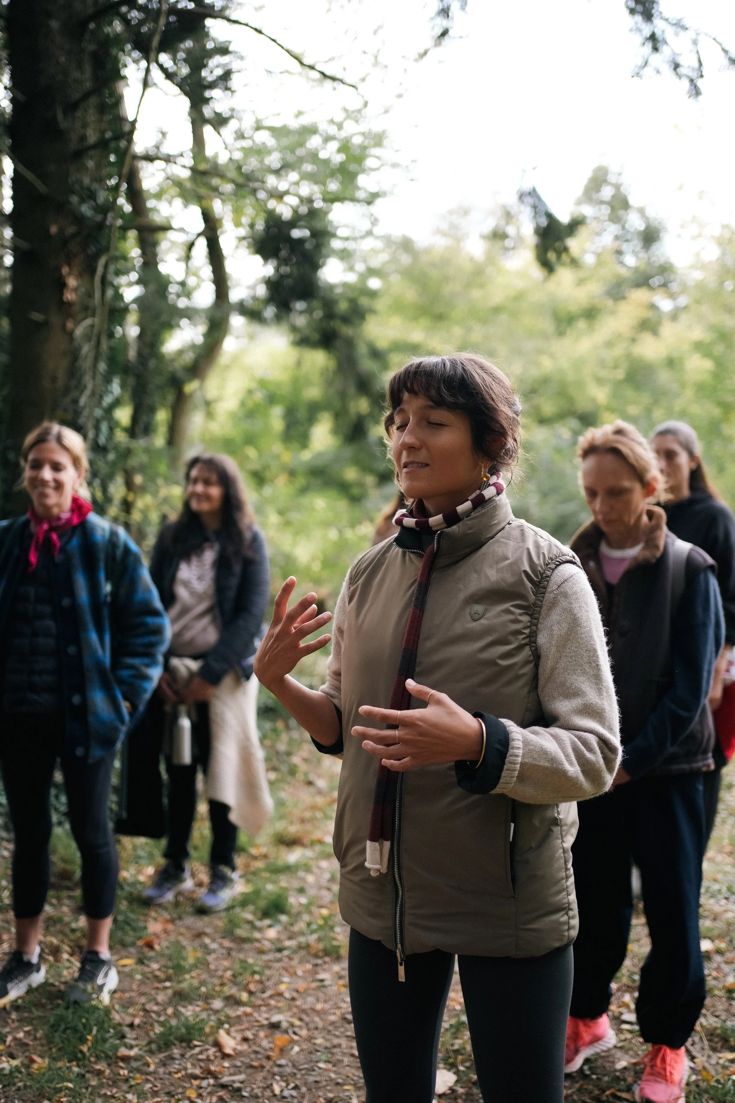 Margot Boyer animant un cercle en pleine nature — retraite yoga holistique et rituels ayurvédiques Bourgogne