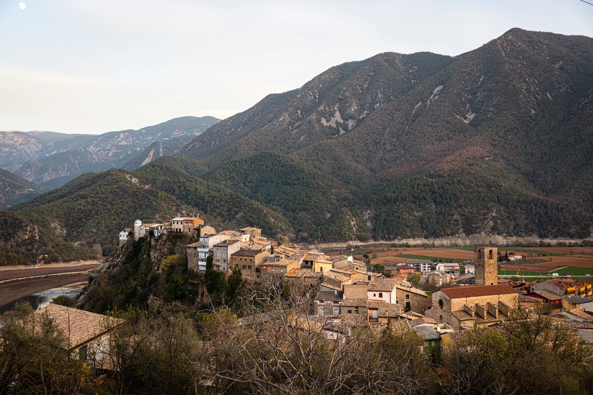 Vue sur un village dans les Pyrénées Espagnoles - séjour yoga randonnée Pyrénées 2026