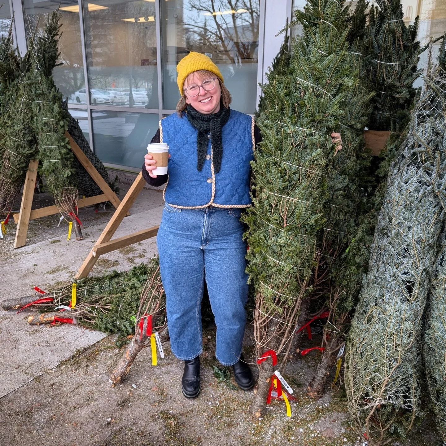 Hello from me and my treeeee 🌲 🥰Had an epic birthday weekend and now gonna make pecan squares and decorate this bad boy in my new birthday vest from @185catdogcat!! #christmas #tree #ottawa