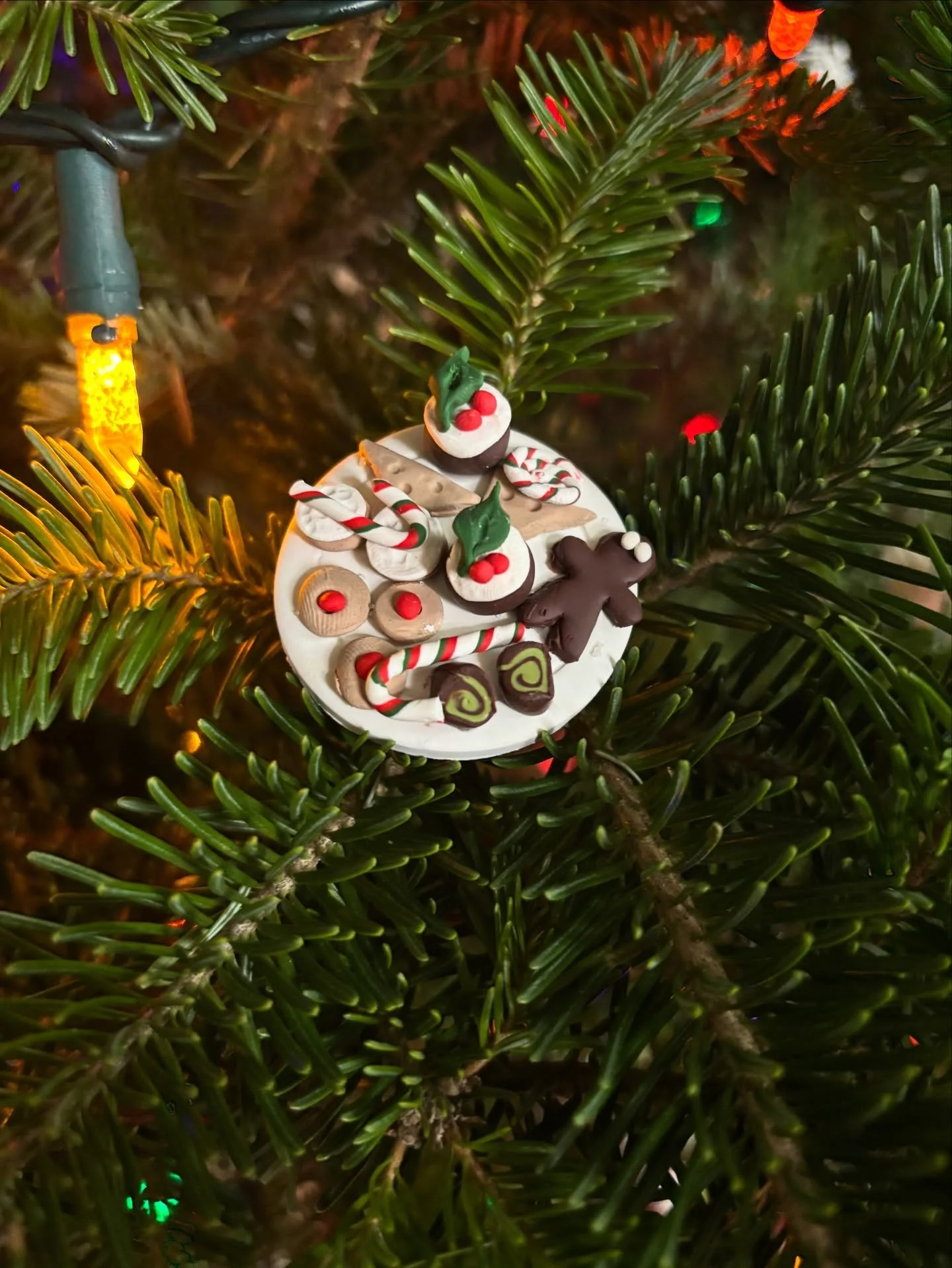 I love tiny things 🥹 Made little polymer clay cookie plates with @185catdogcat and @gabriellepiper and it&rsquo;s too cute. Wish I could eat the tiny cookies #polymerclay #miniatures #christmascookies #christmas