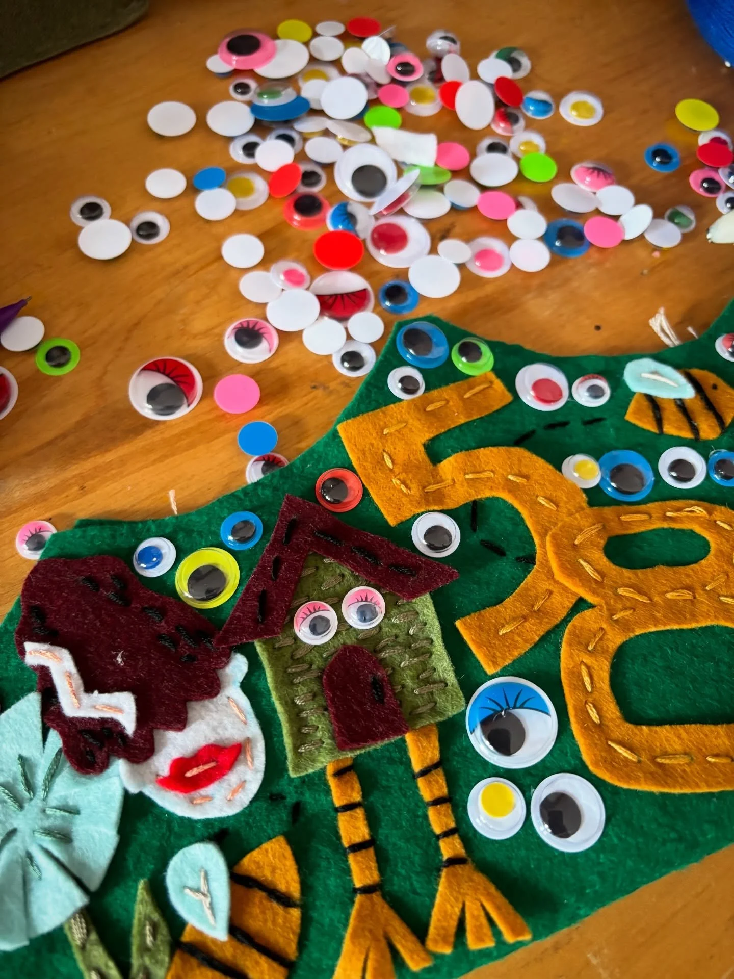 It was my moms birthday this week so of course had to make her a completely unhinged birthday crown 👑 🎉👀She is the only person I know who would appreciate this amount of googly eyes other than me lol! 😳 #felt #birthdaycrown #birthday #diy #babaya