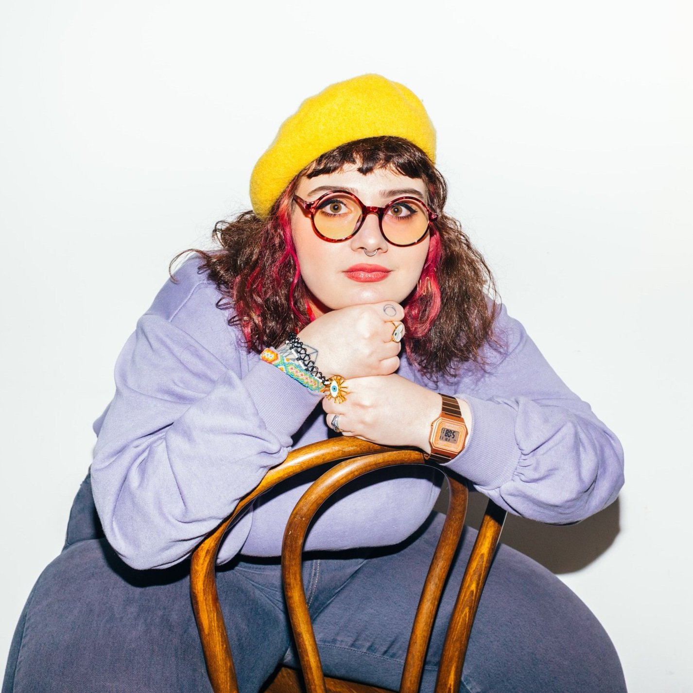 Retrato de um jovem artista sentada na cadeira