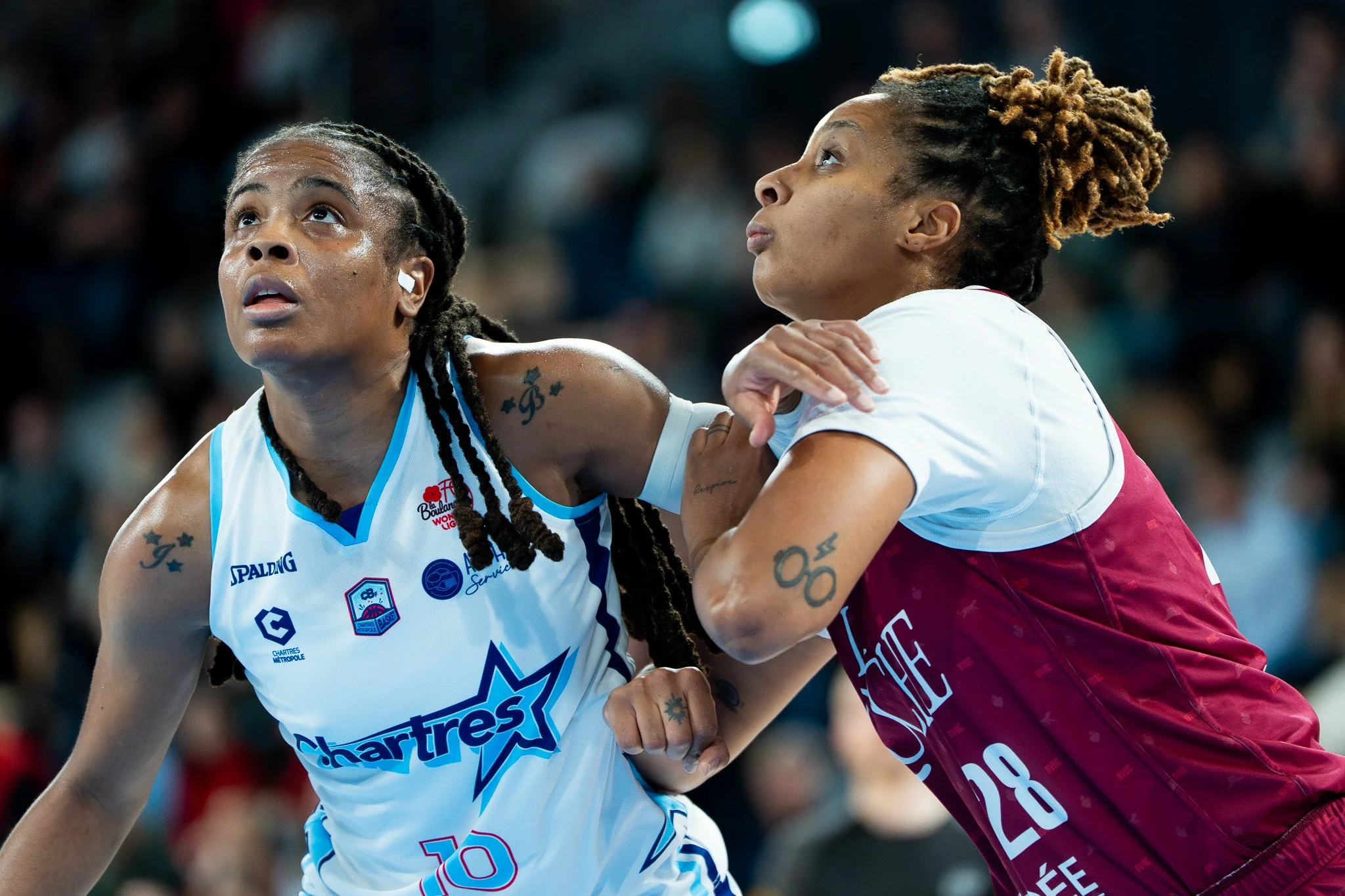 Jasmine Bailey face a Sarah Ousfar, lors de la renconte C'Chartres Basket Féminin vs La Roche Vendée