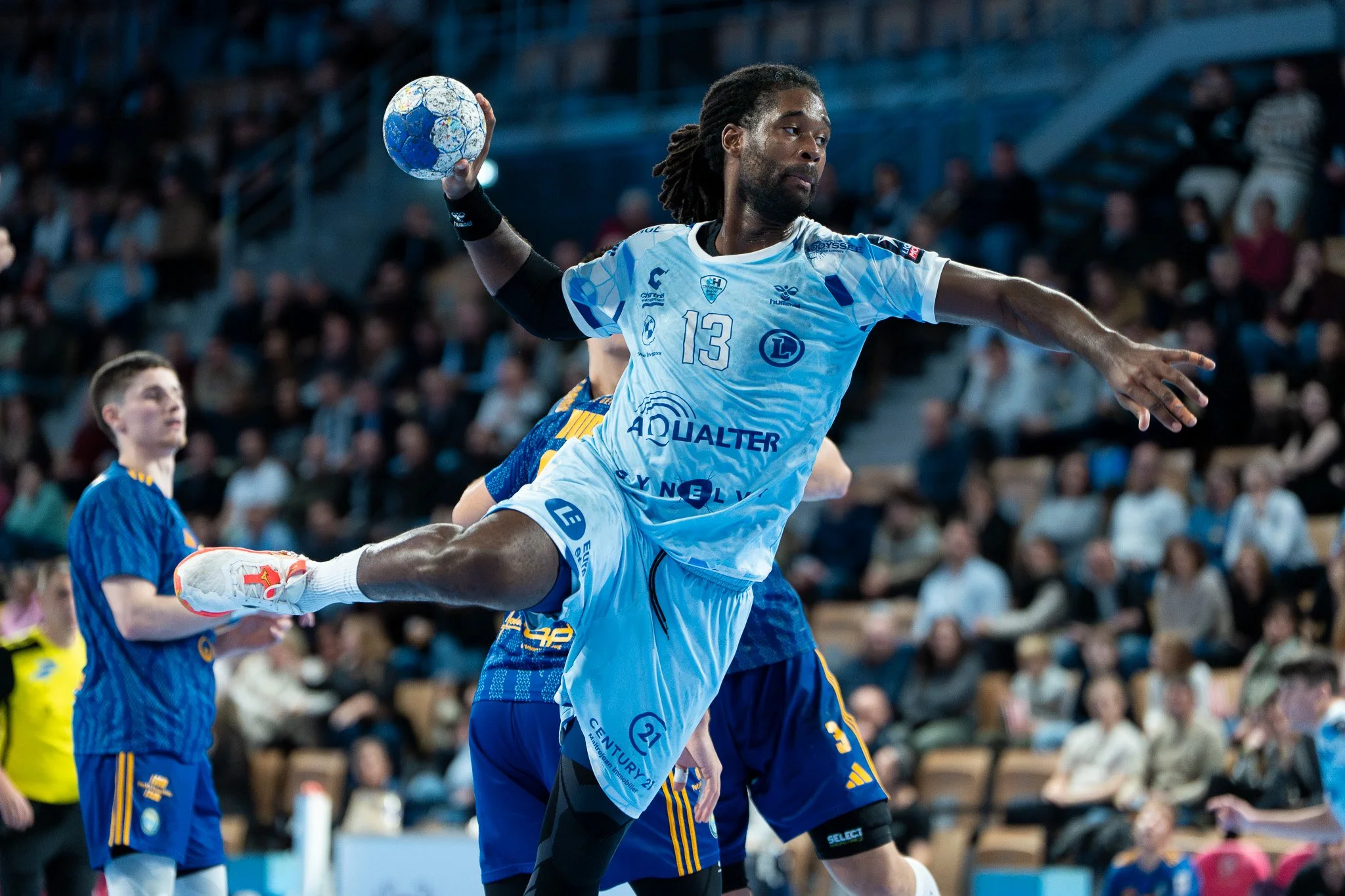 Paulo Moreno en action, portant le maillot du C'Chartres Métropole Handball, sautant avec le ballon dans la main face au but.