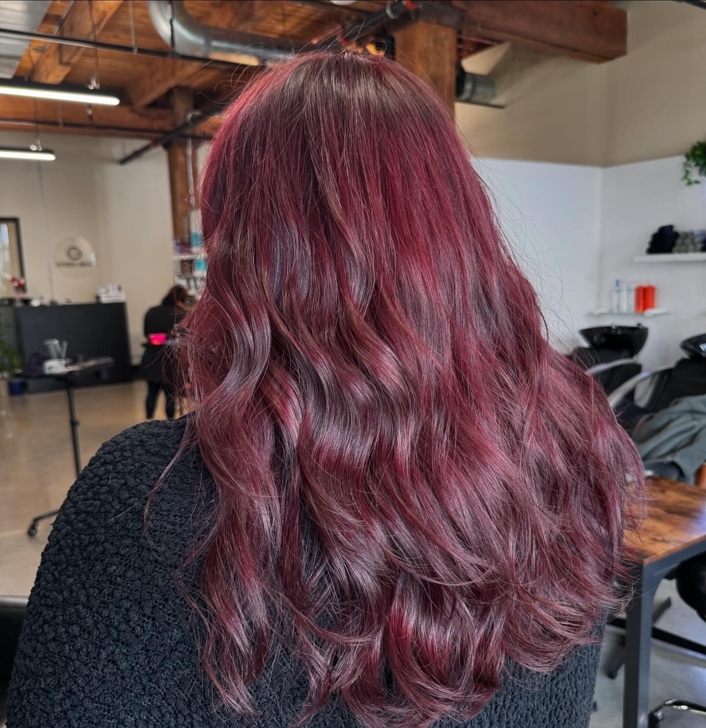 these students are out here making sure we stay booked ✨😭
.
.
.
@matrix permanent 5VR+ dash 6RV ❤️&zwj;🔥
.
.
.
#winehair #fallhair #pilsenchicago #chicagohair #chicagohairstylist #matrixcolor