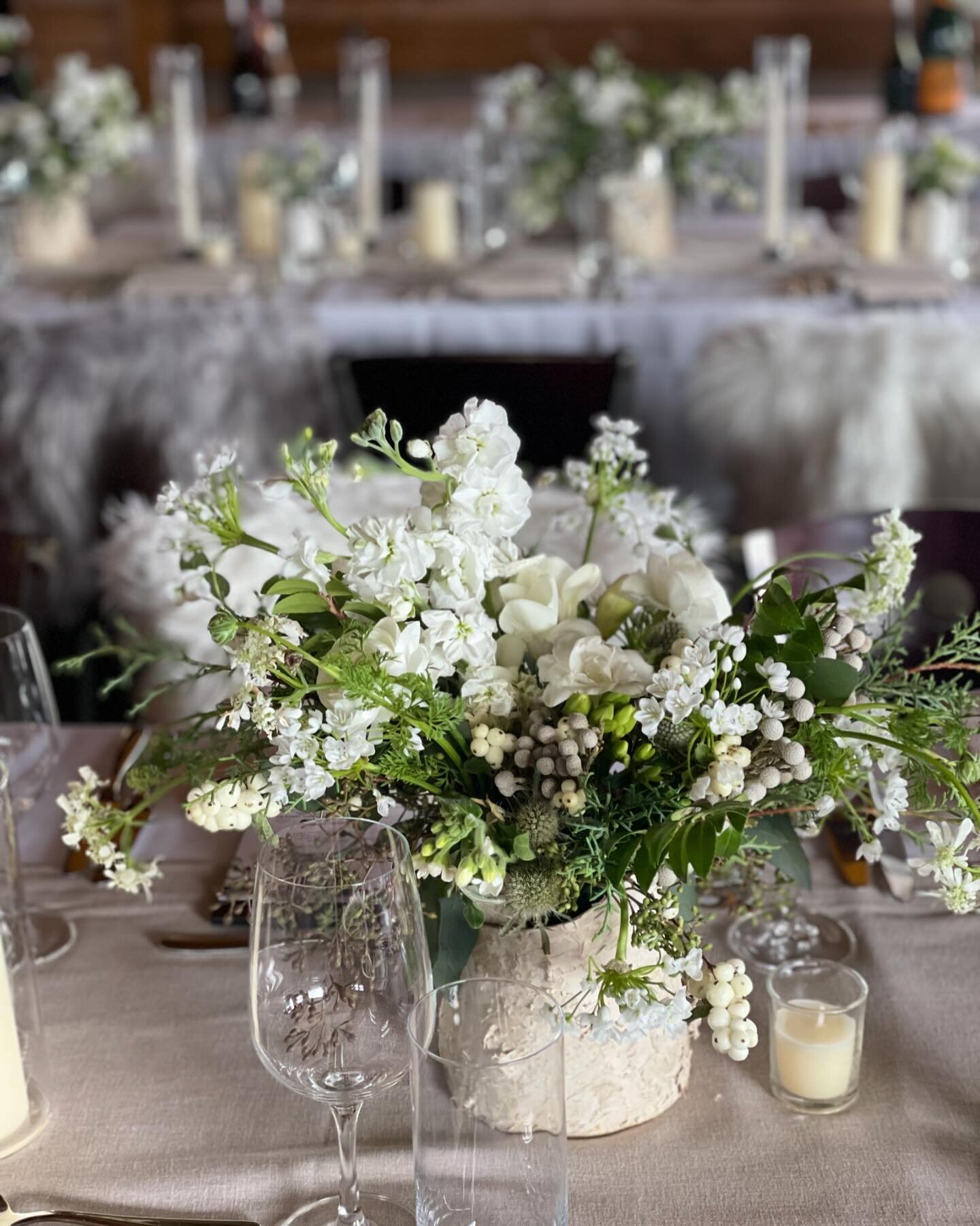 It was a beautiful evening for a night event at Cloud Nine !  Chic, elegant and neutral.  Lovely people, food, service!
@aspensnowmass @aspensnowmassweddings 
@mountainflowersofaspen 
@djsavi 
@jcuret 
@wendyblakeslee_events 
@aspenhighlands