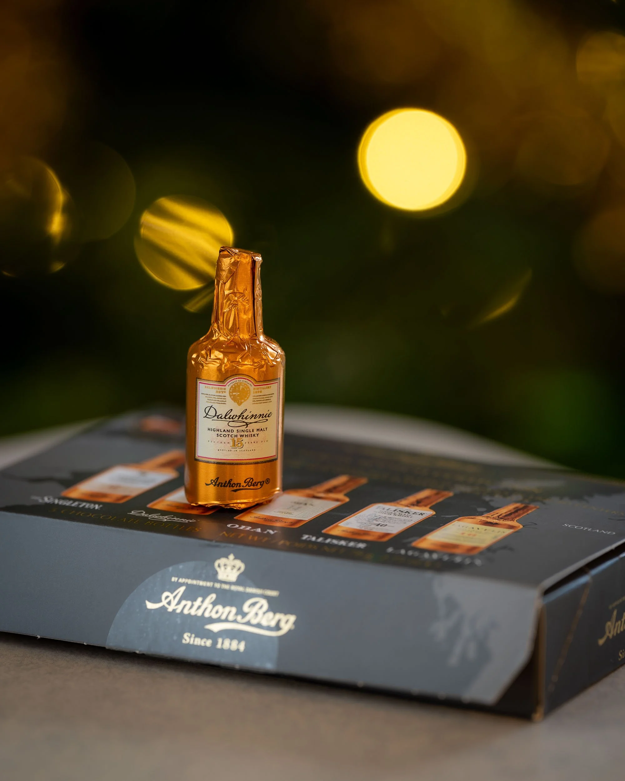 The Dalwhinnie 15 mini chocolate liqueur on top of the box