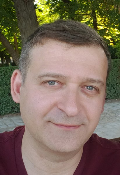 Headshot of Peter Rostrovsky