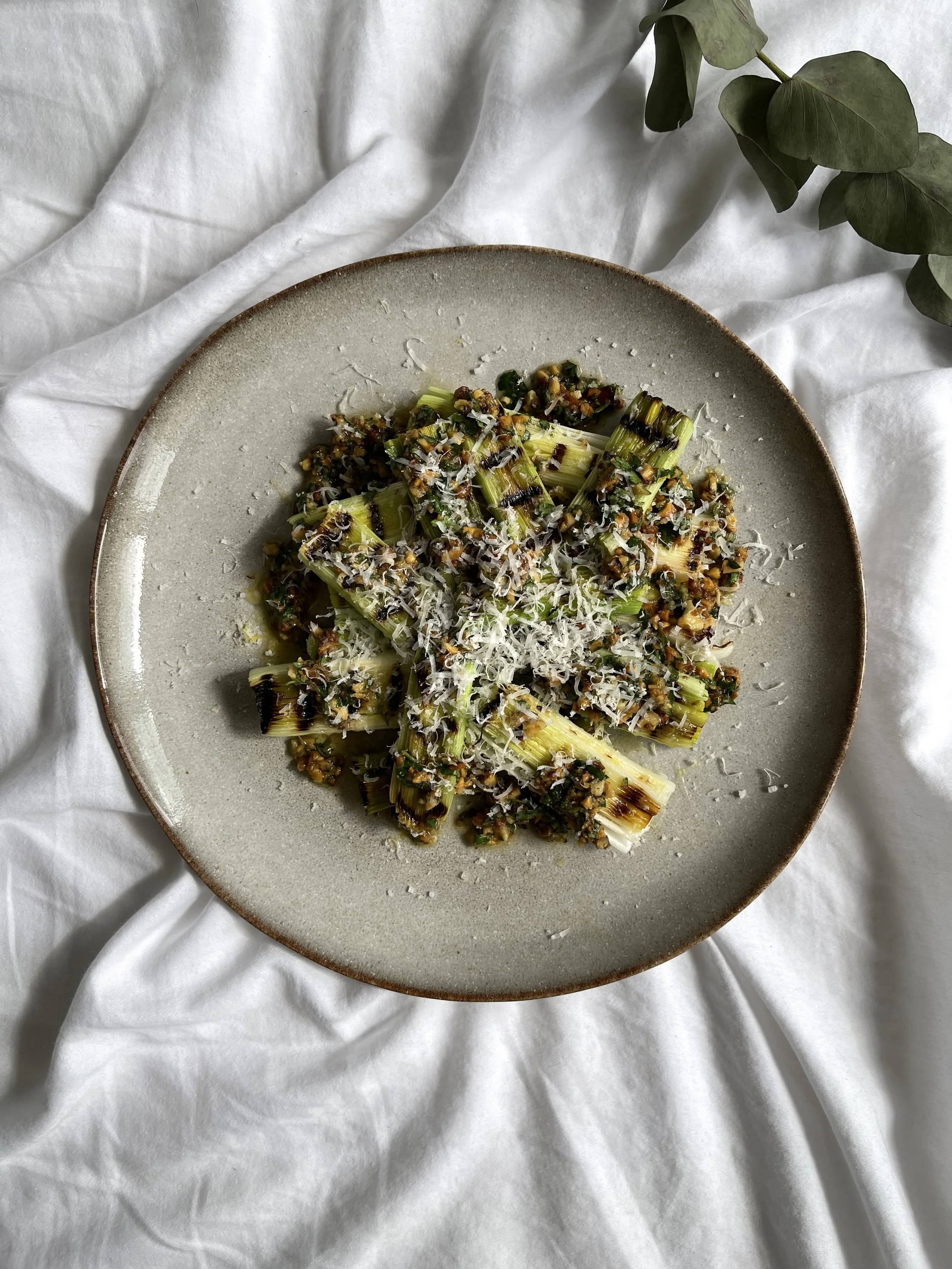 Grillet purre med valnøttdressing