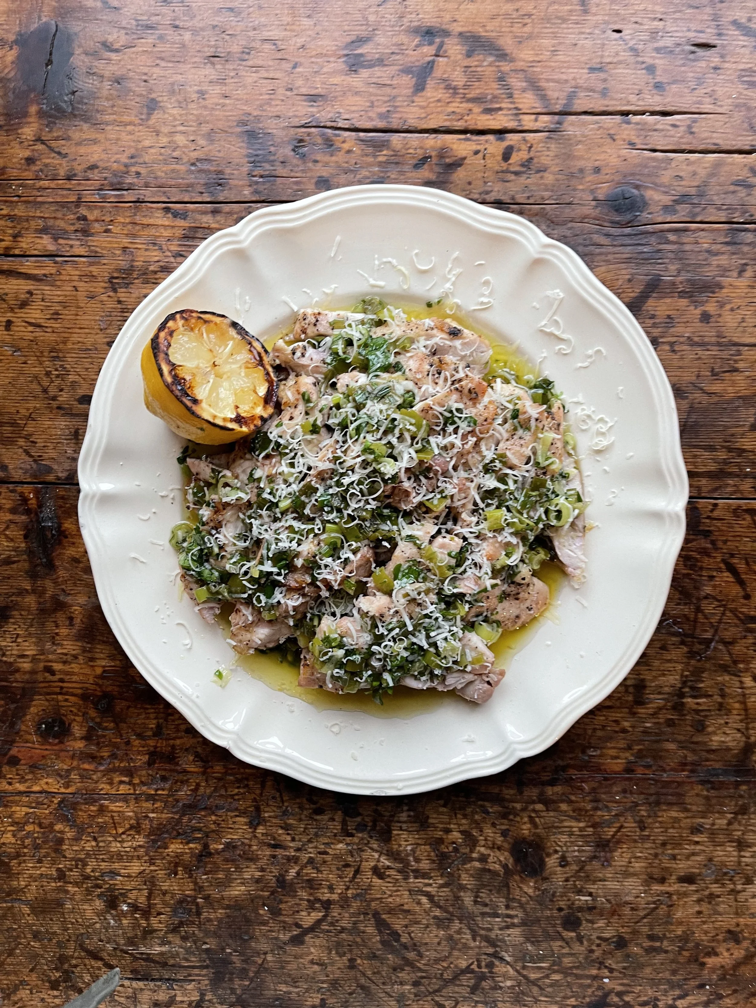 Grillet kylling med vårløk- og urtedressing