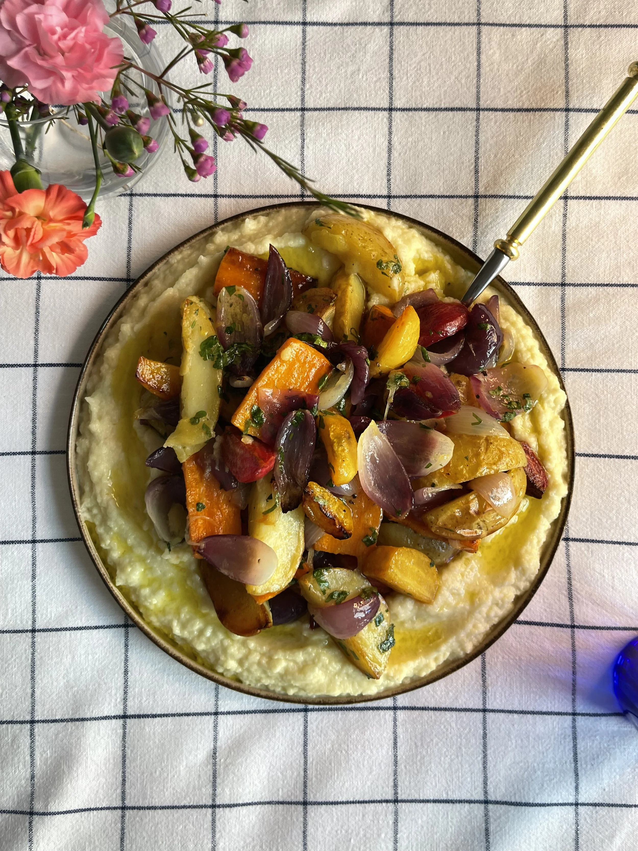 Bakte rotgrønnsaker og blomkålmos