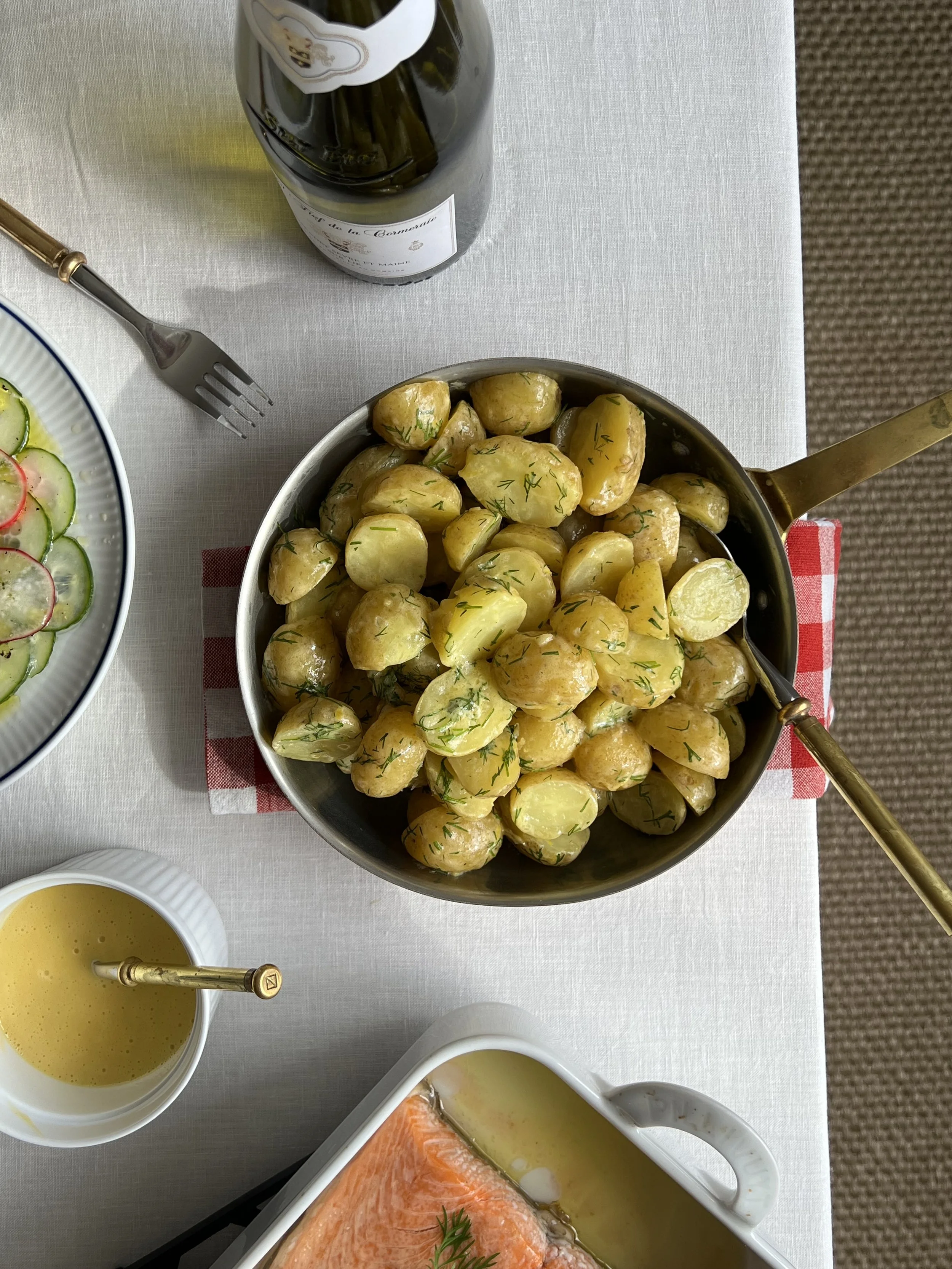 Kokte poteter med smør og dill