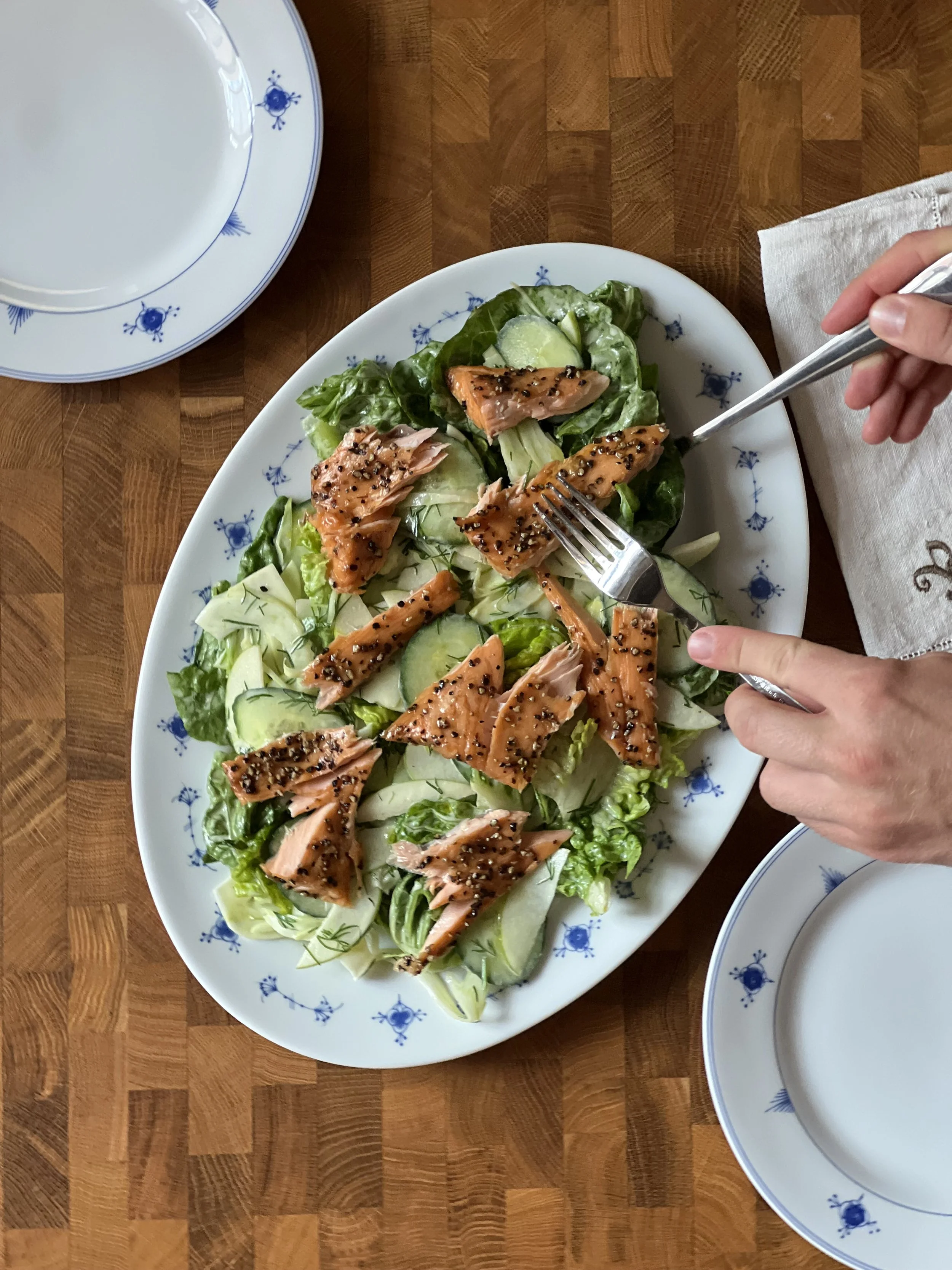 Eple- og fennikelsalat med varmrøkt laks