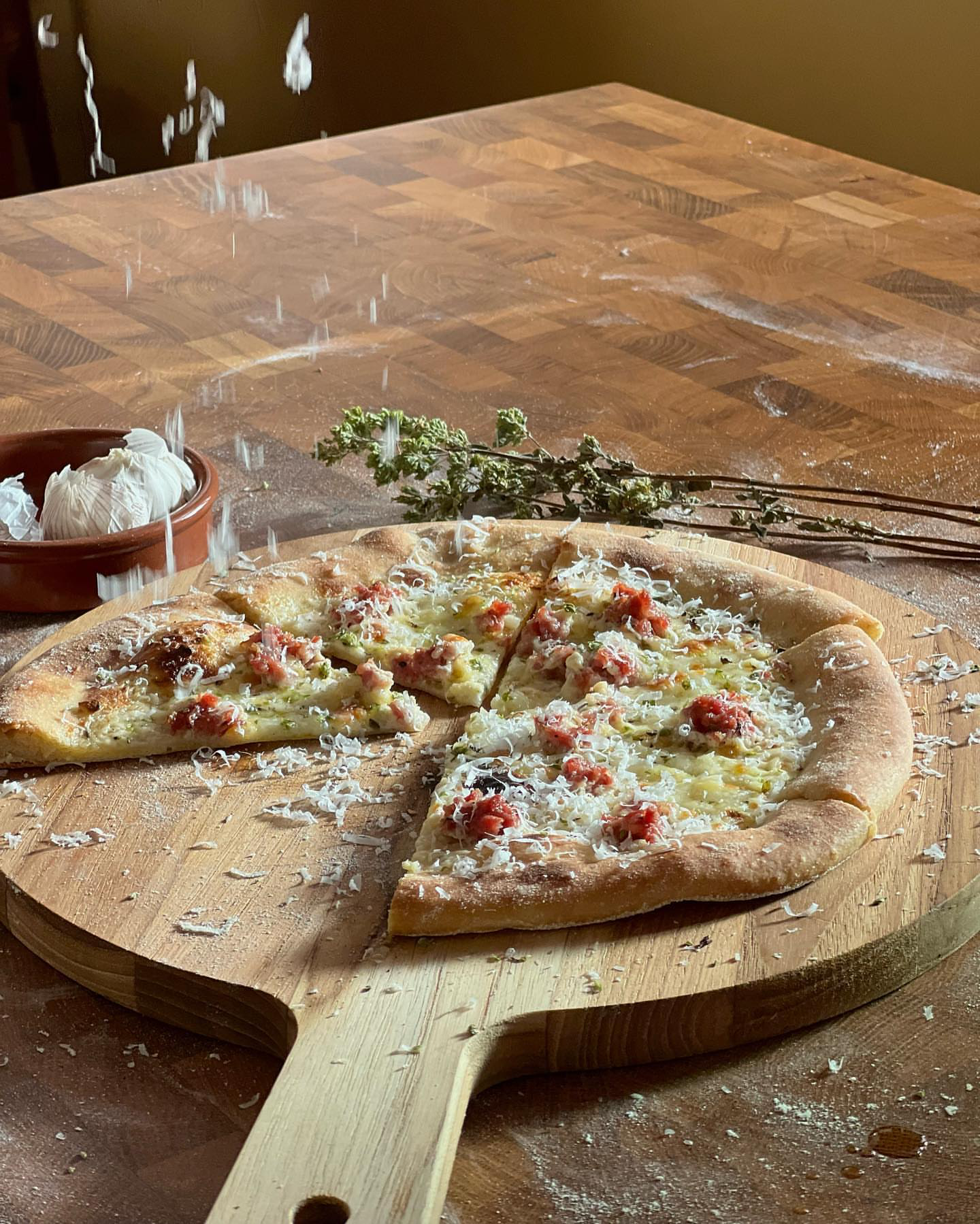 Hvit pizza med salsiccia og oregano