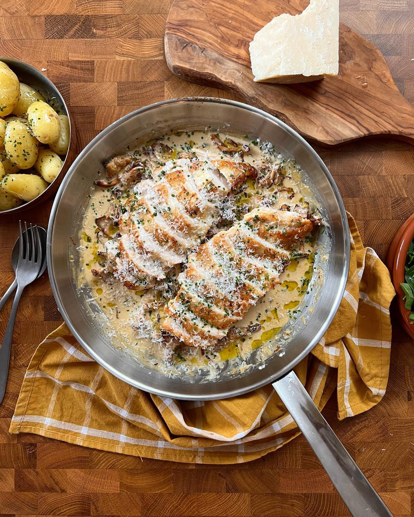 Stekt kyllingbryst med kantarellstuing